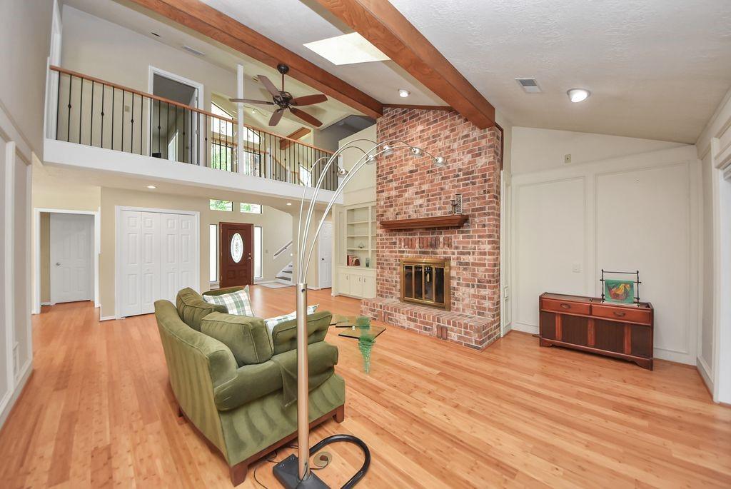 Image 4: This photo says it all! Elegant, exposed wood beam