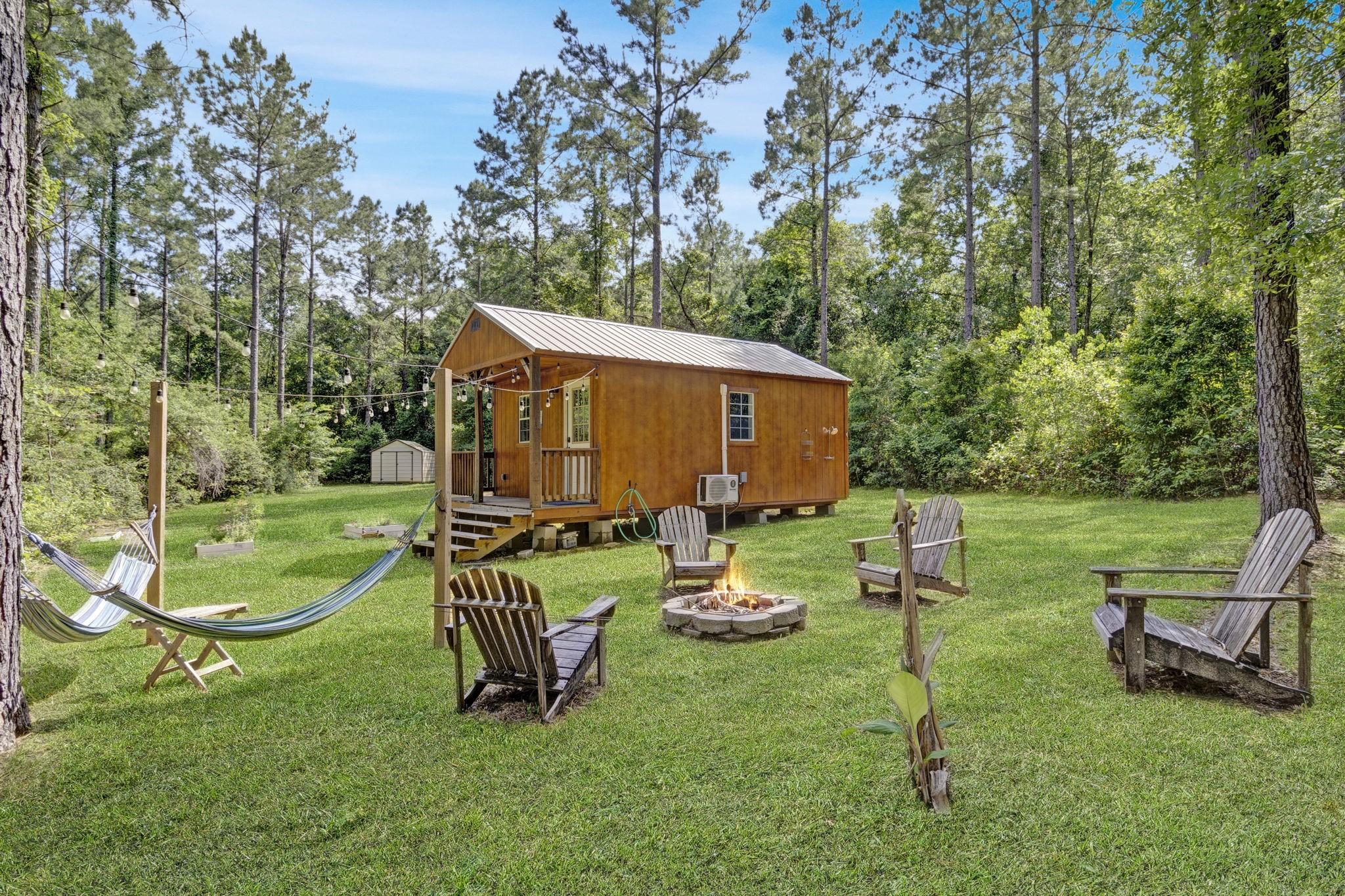 Image 2: Relax and unwind in the outdoor fire pit area, com