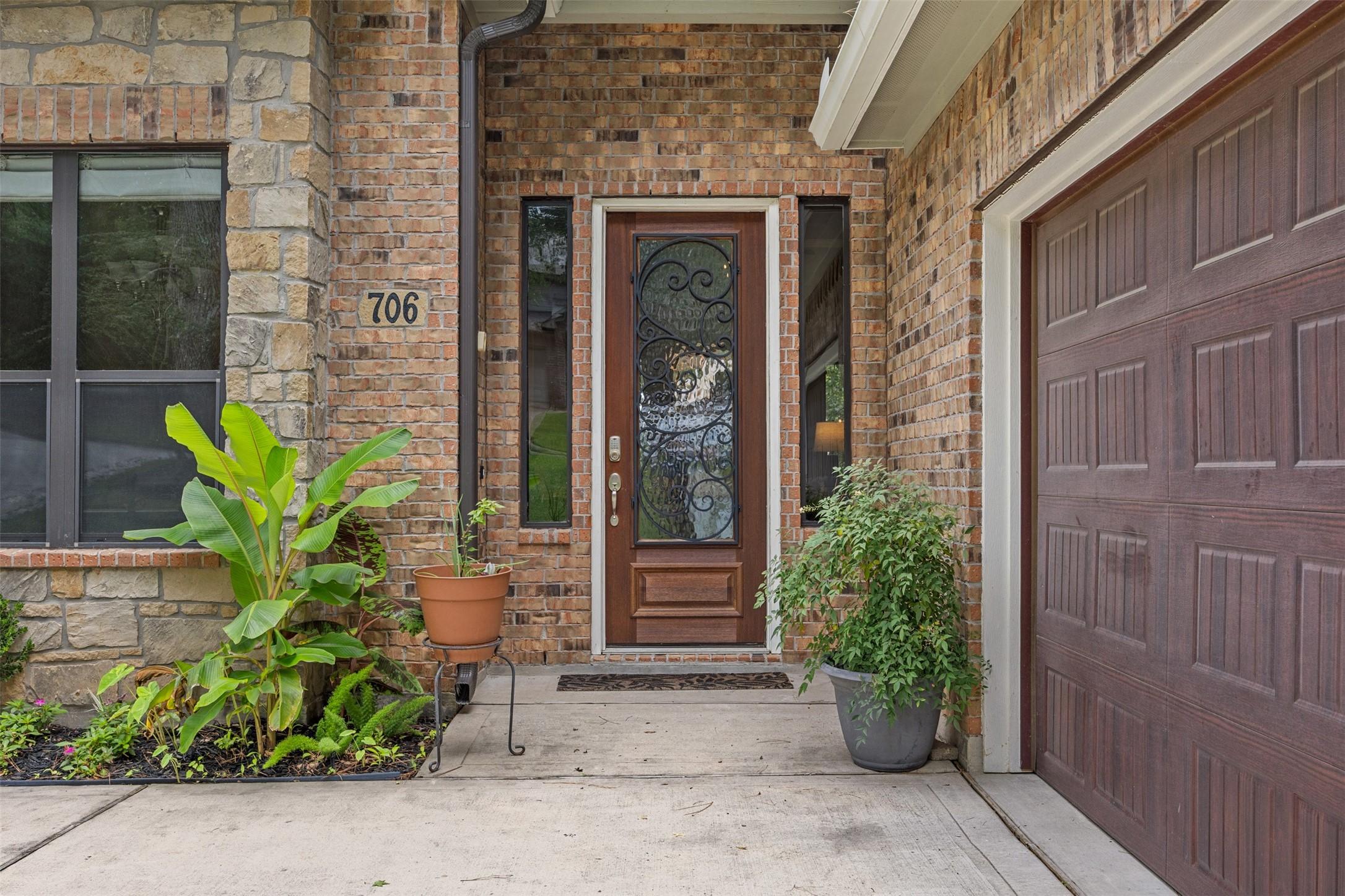 Image 4: Elegant front entry