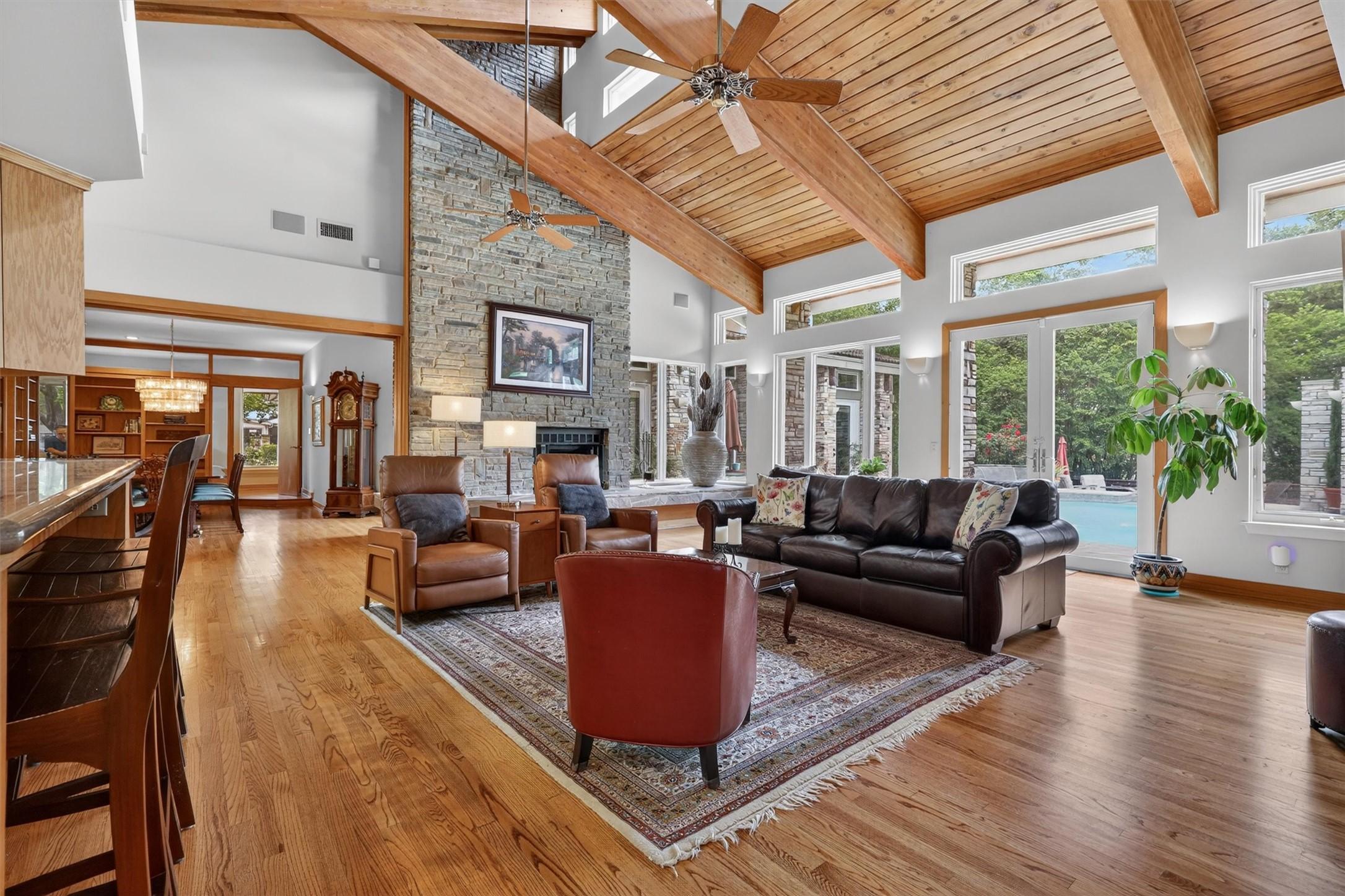 Image 3: Breath-taking view of the main living room with di
