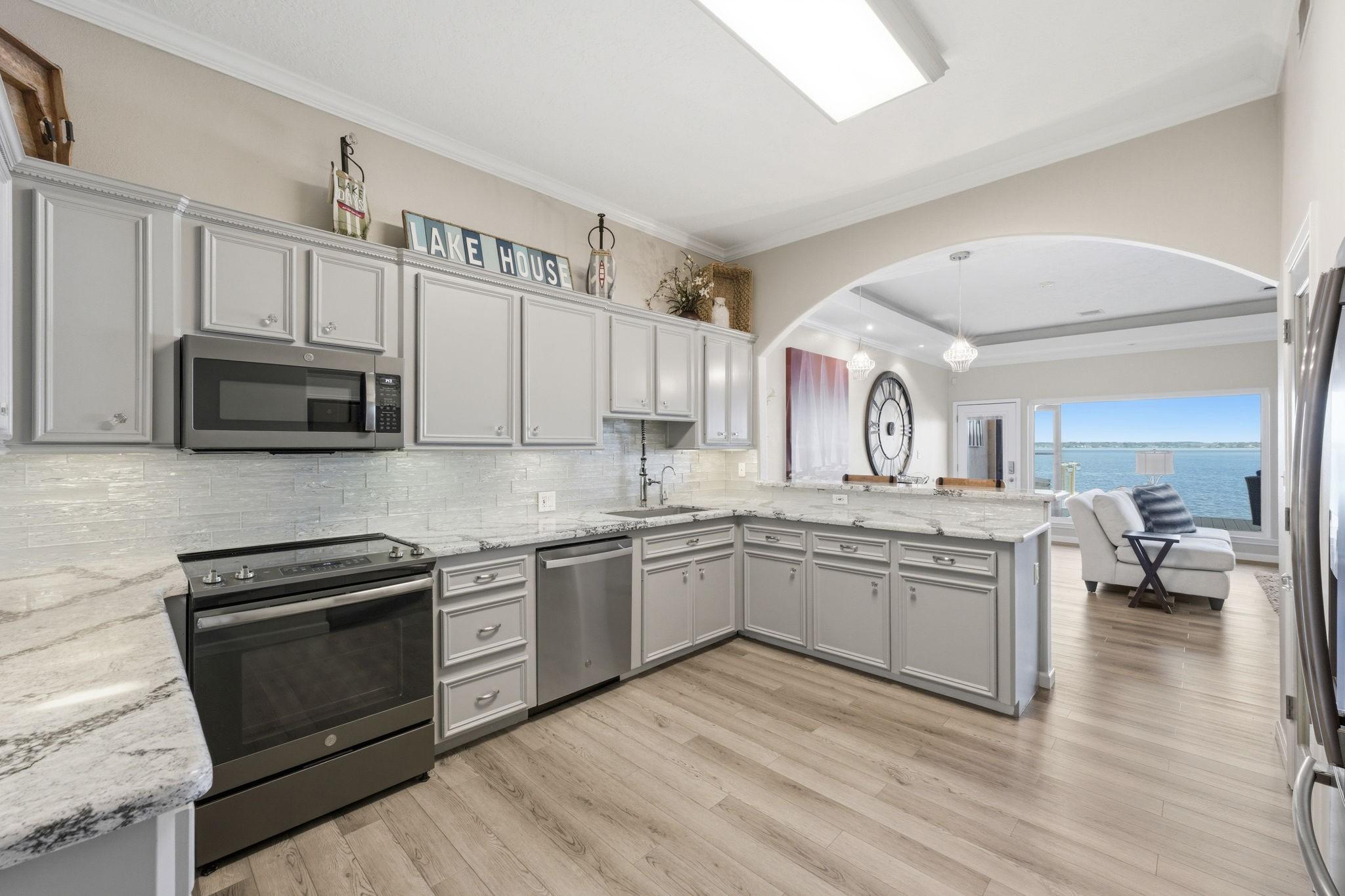 Image 4: Seamless flow to the living area with beautiful op