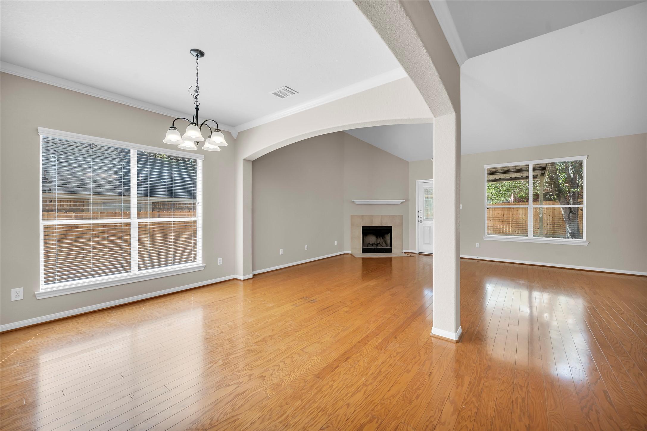 Image 4: The dining room and living room