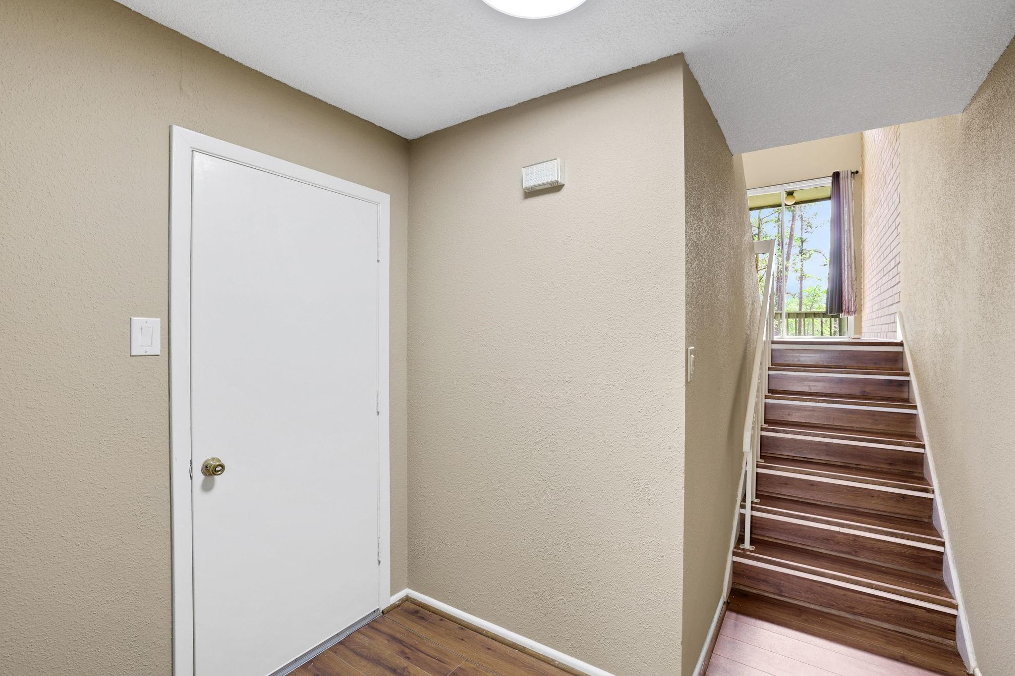 Image 4: Enter on the lowest level - the door to the right
