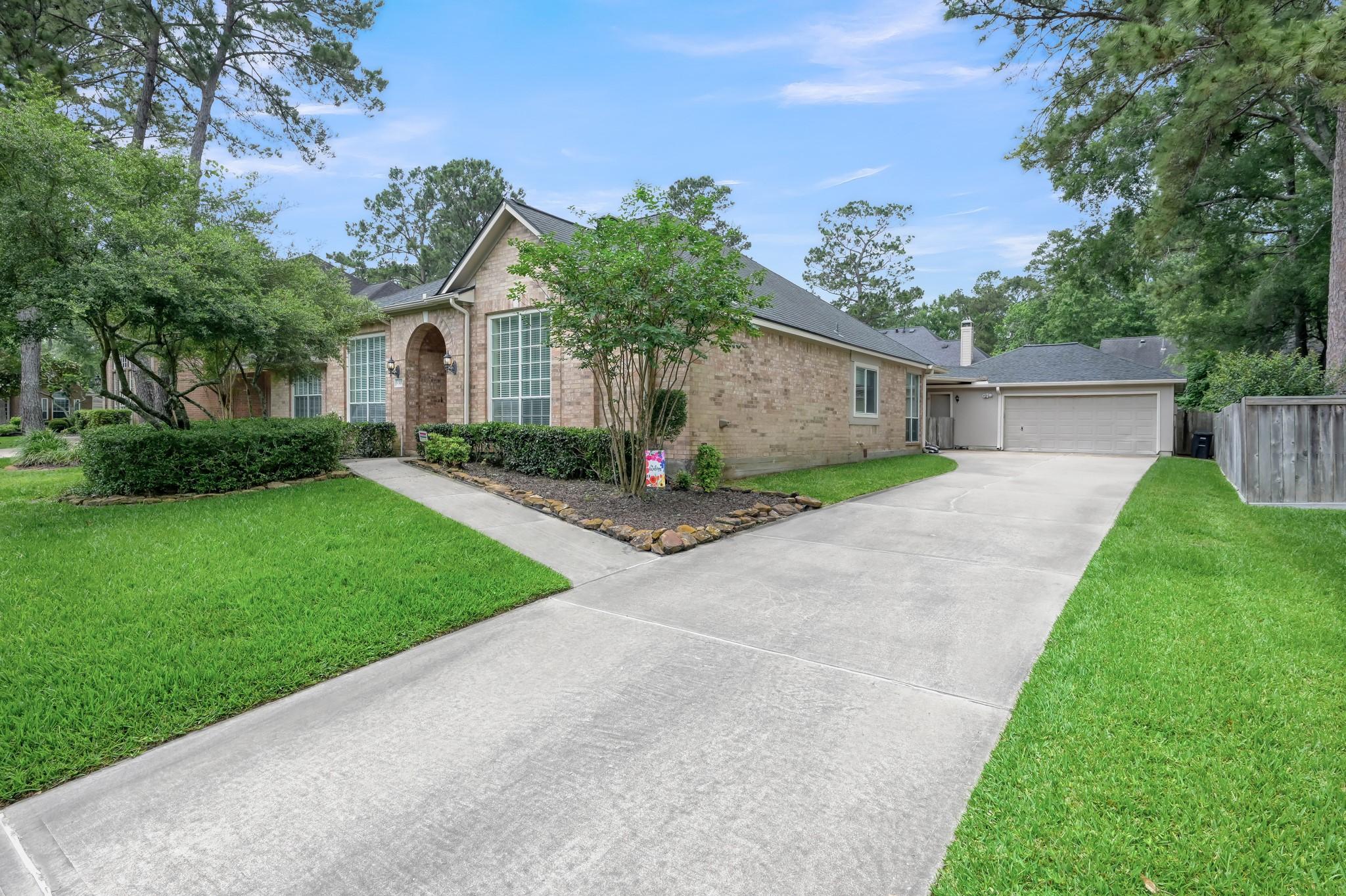 Image 1: Lovely elevation with detached garage.