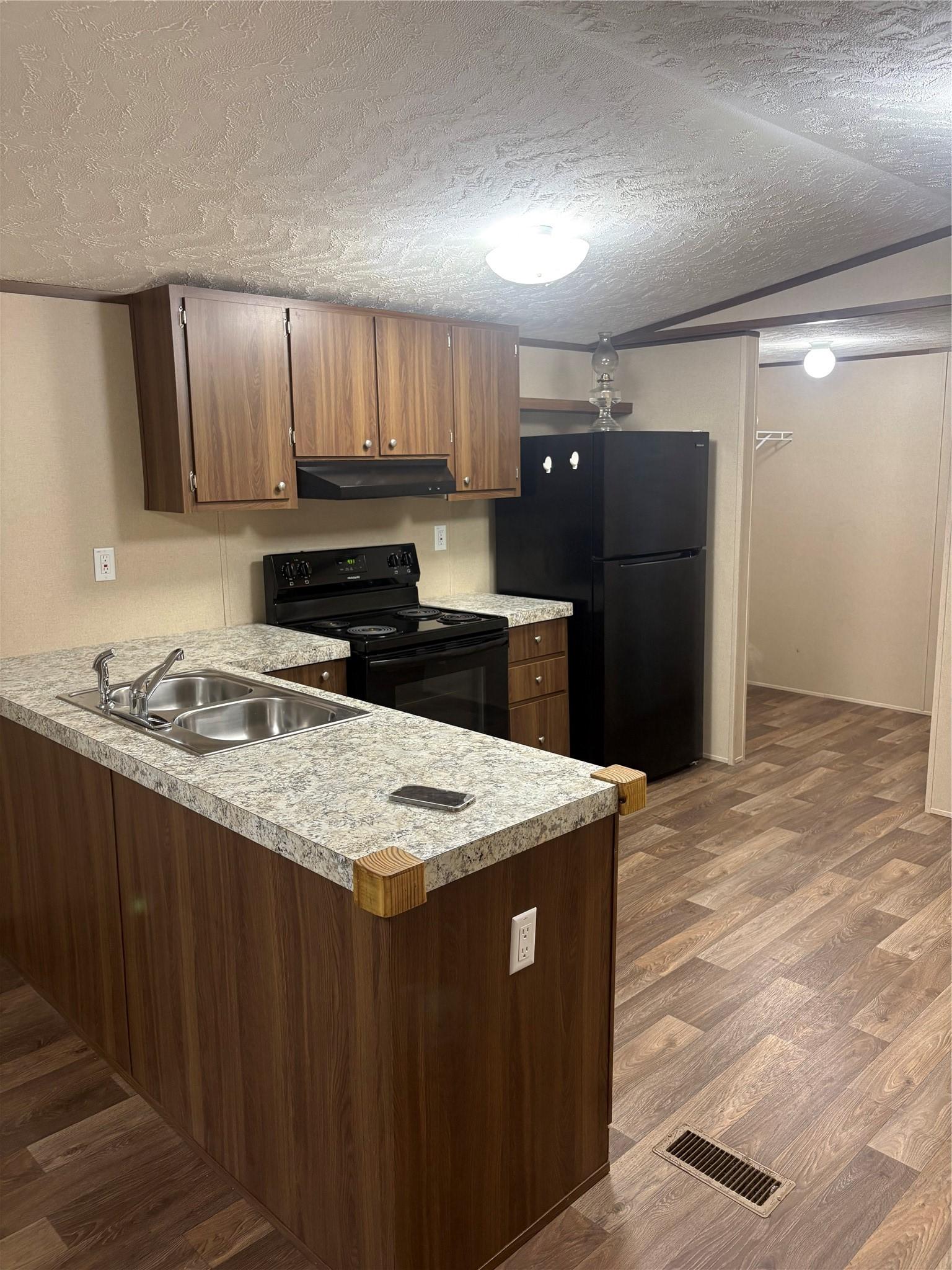 Image 3: Kitchen
