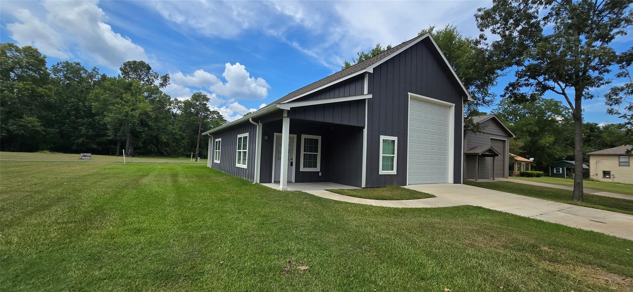 Image 2: Side view of garage.