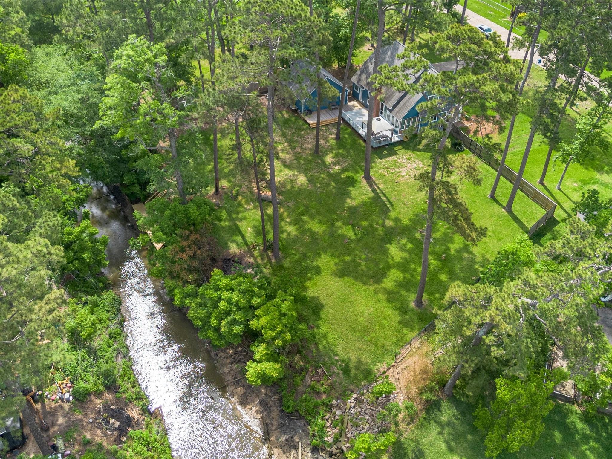 Image 3: Fully fenced, expansive backyard!