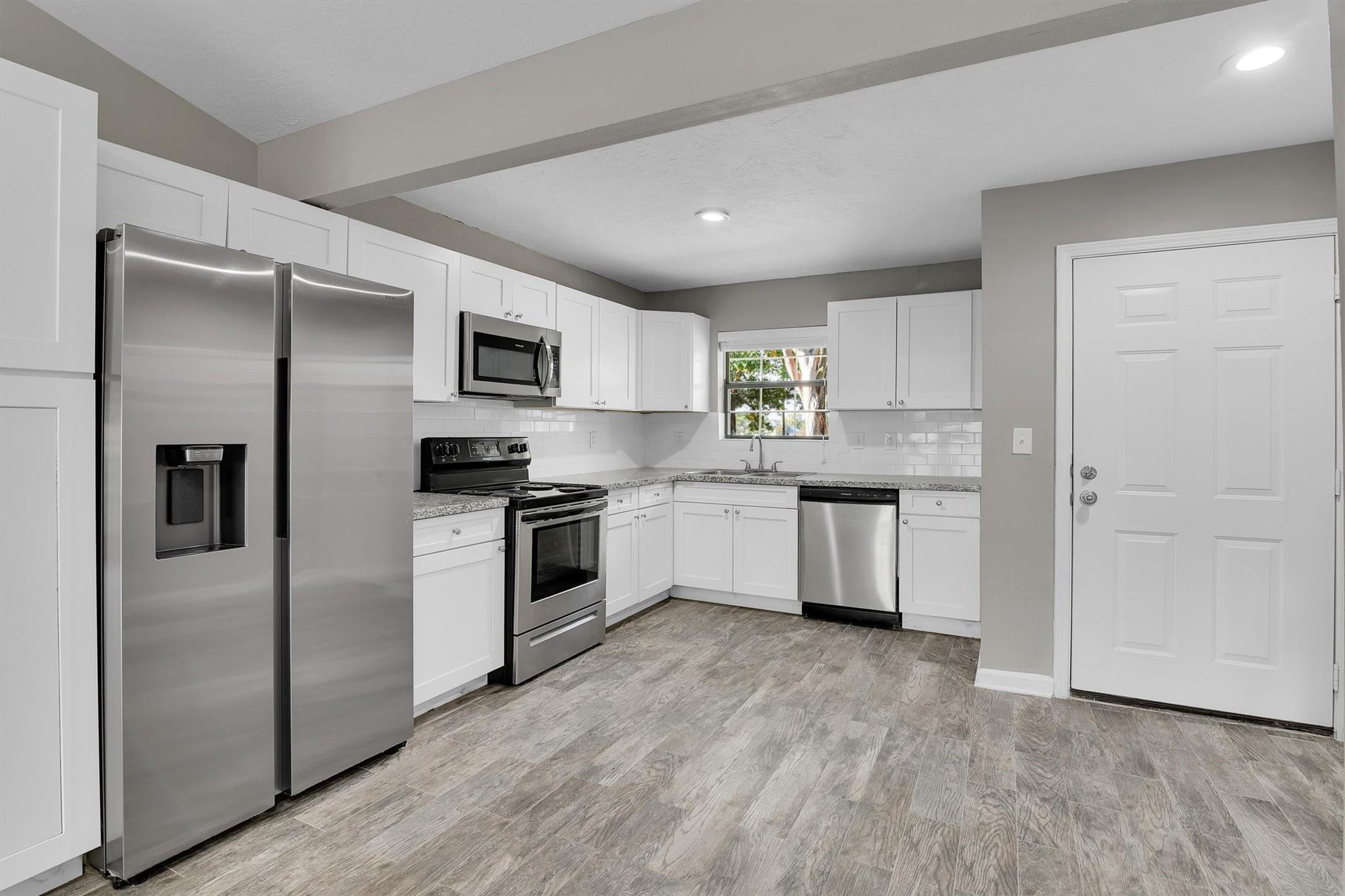 Image 4: Stainless Steel appliances, all tile floor, washer