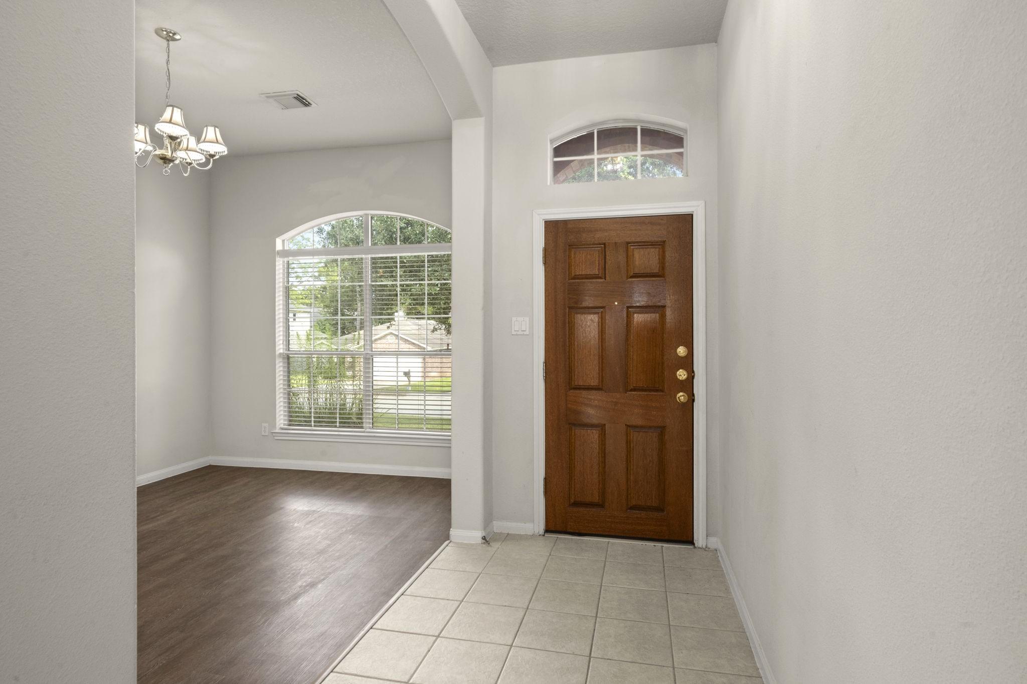 Image 4: Entryway and Foyer!