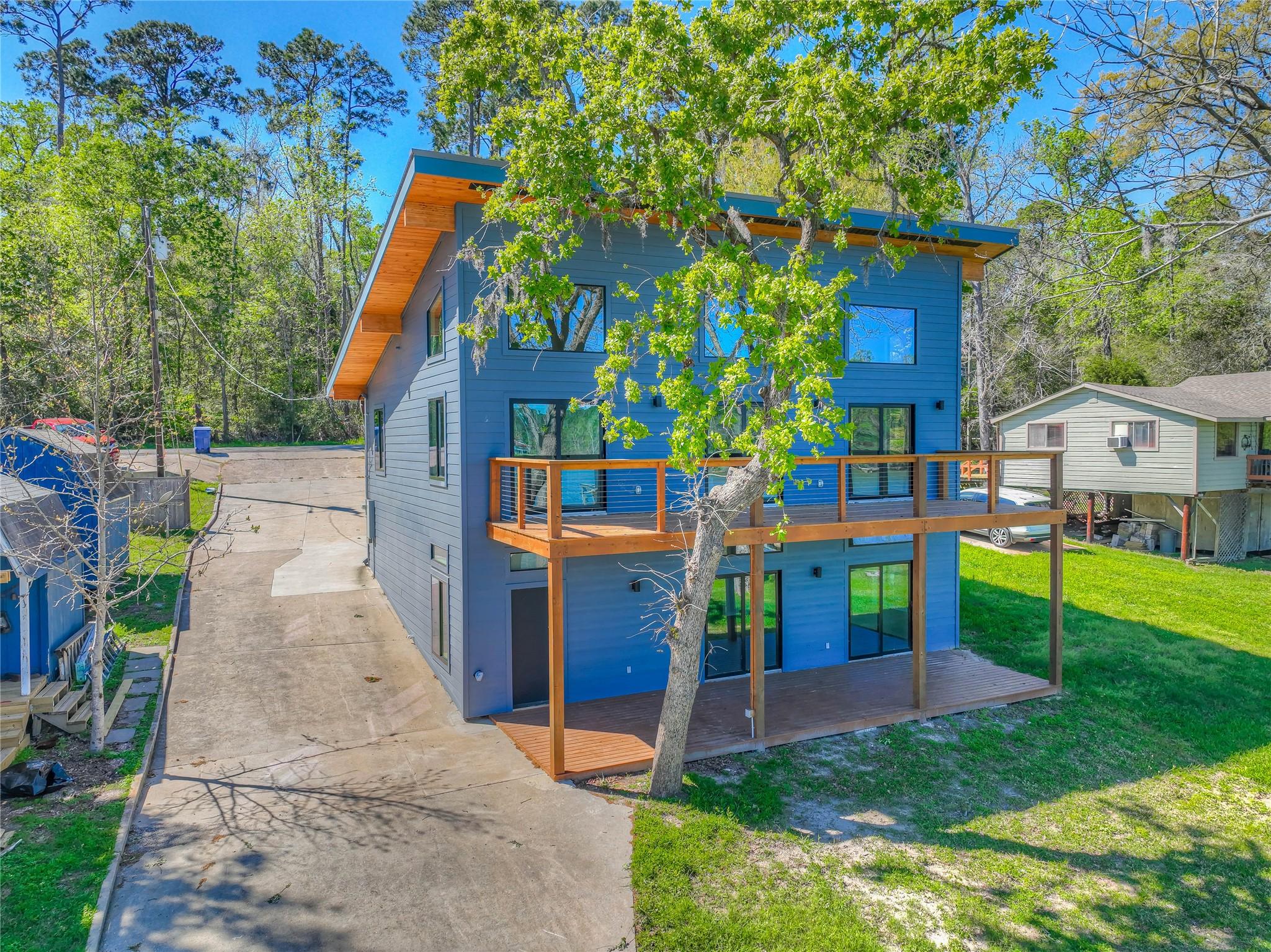 Image 4: BACK VIEW OF HOME.LOOK AT THE DETAILS ON THE EVES-