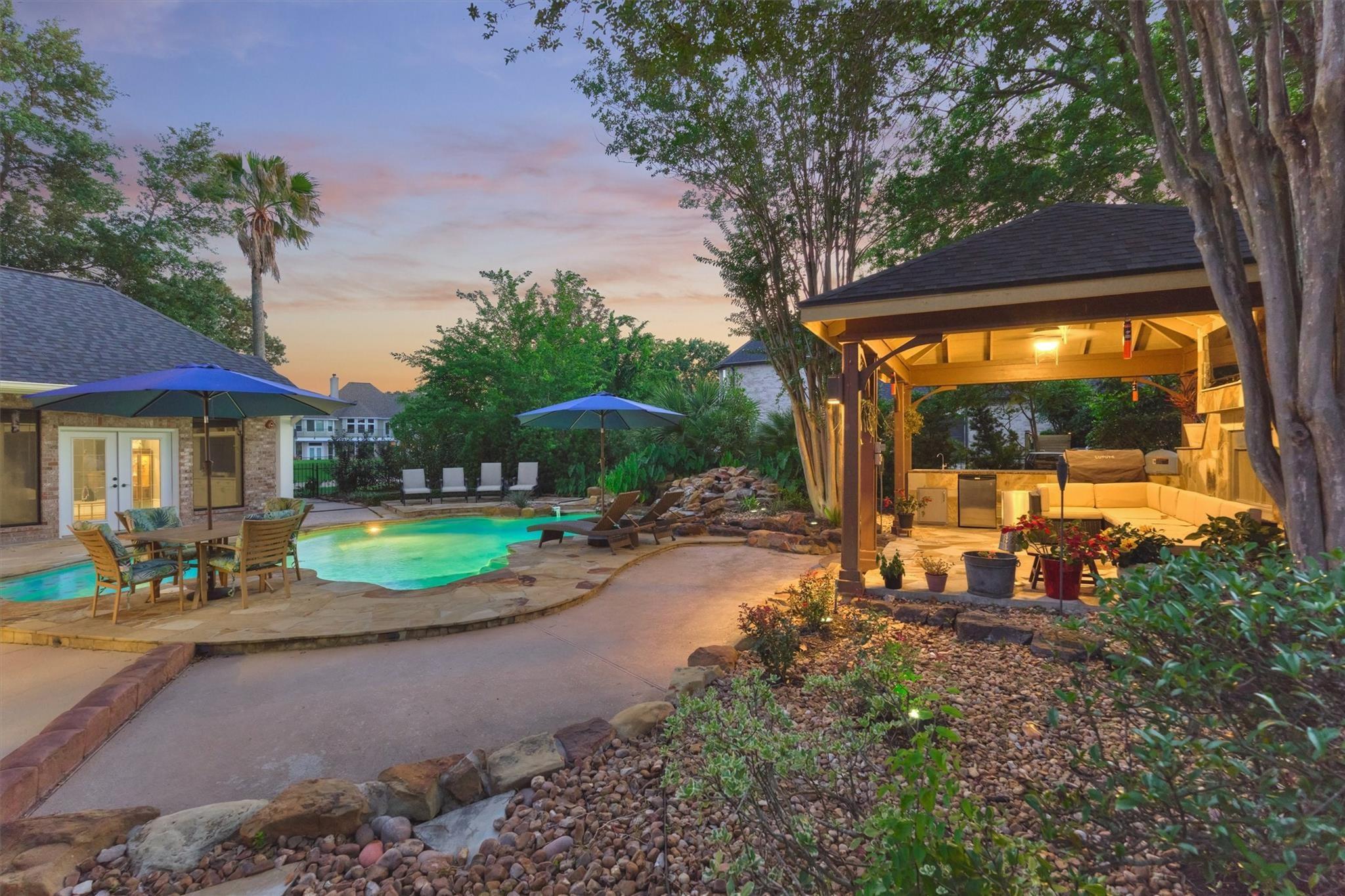 Image 3: Experience outdoor living at its finest! Flagstone
