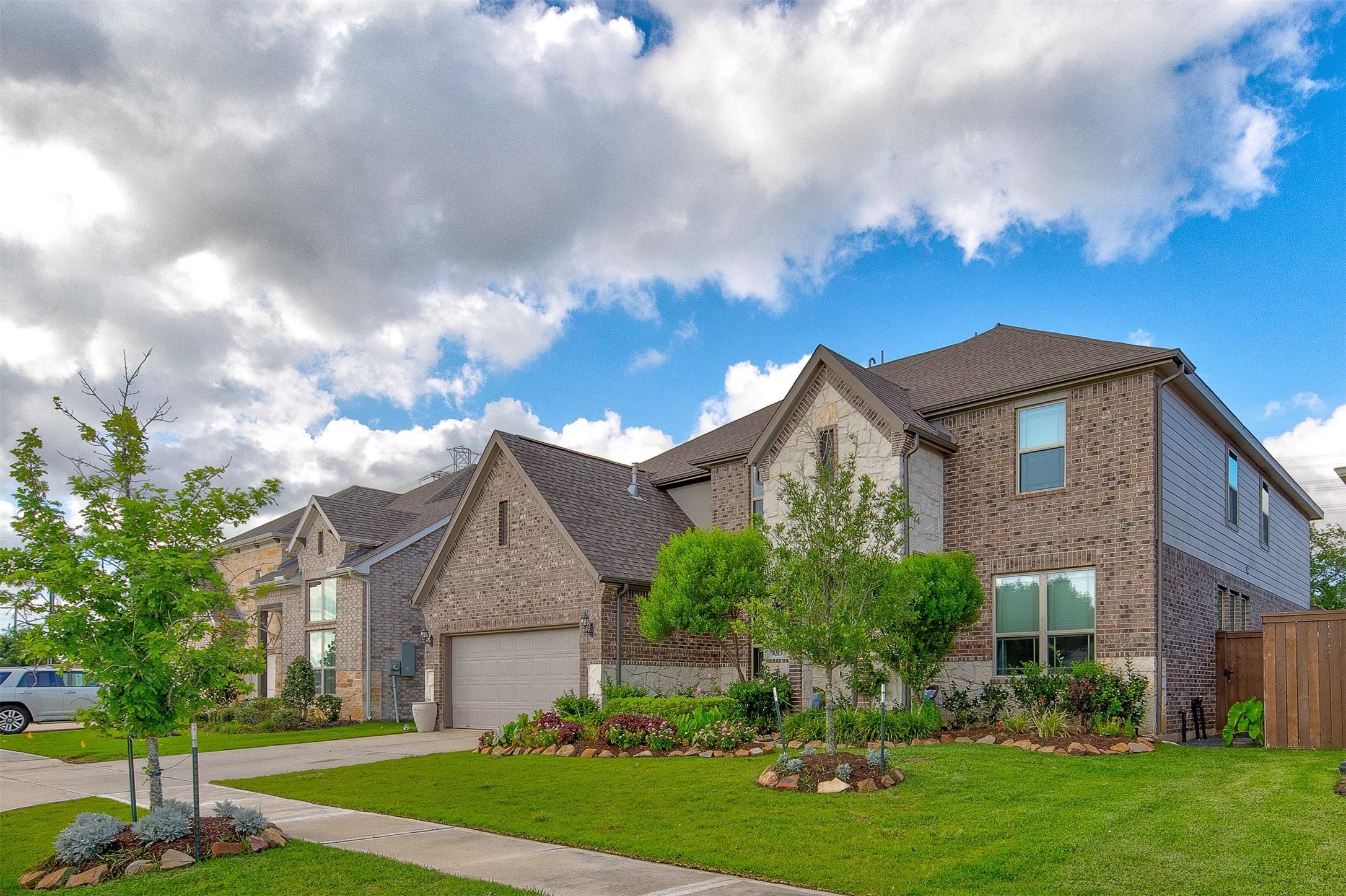 Image 2: Welcome to the Beautiful 1013 Goose Creek 6 bedroo
