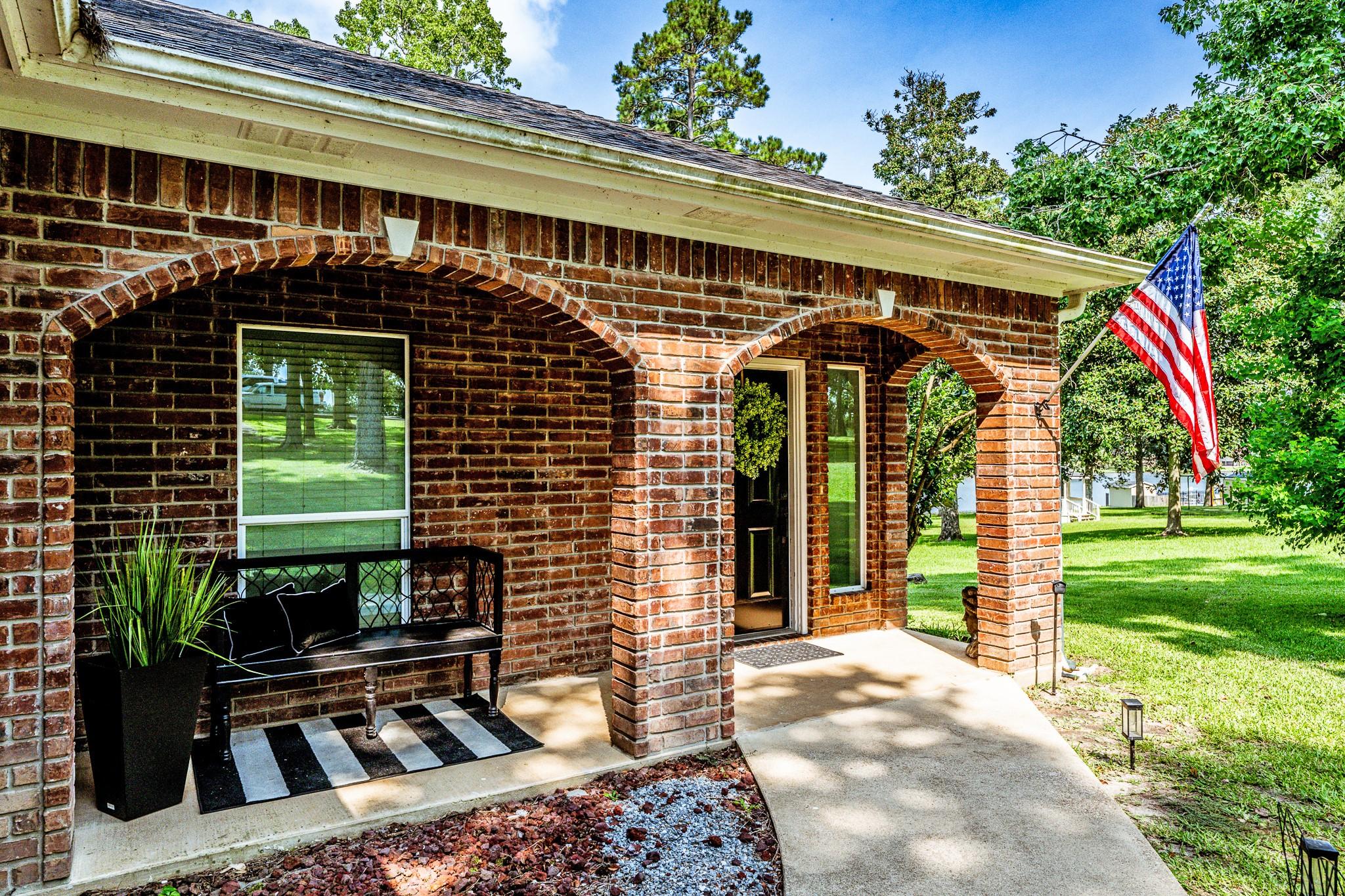 Image 1: Welcome to this Stunning Lakeside Retreat.