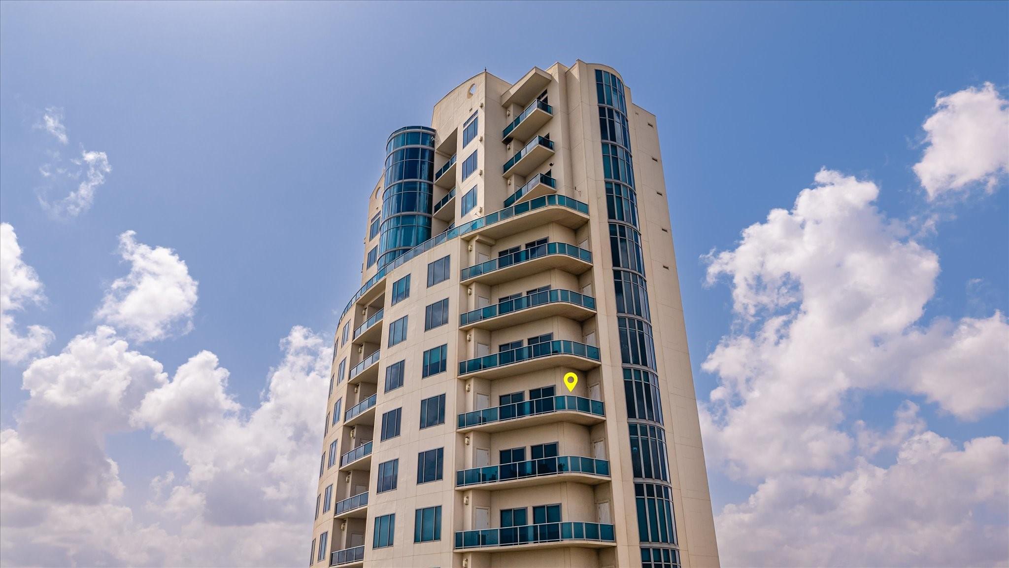 Image 2: 23rd floor with the more desirable views of the ea