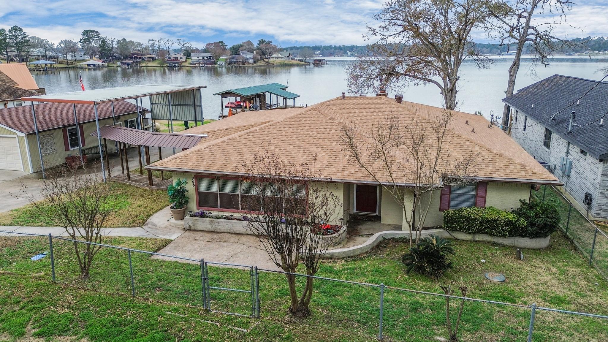 Image 1: Wonderful Waterfront Home on Lake Livingston has i