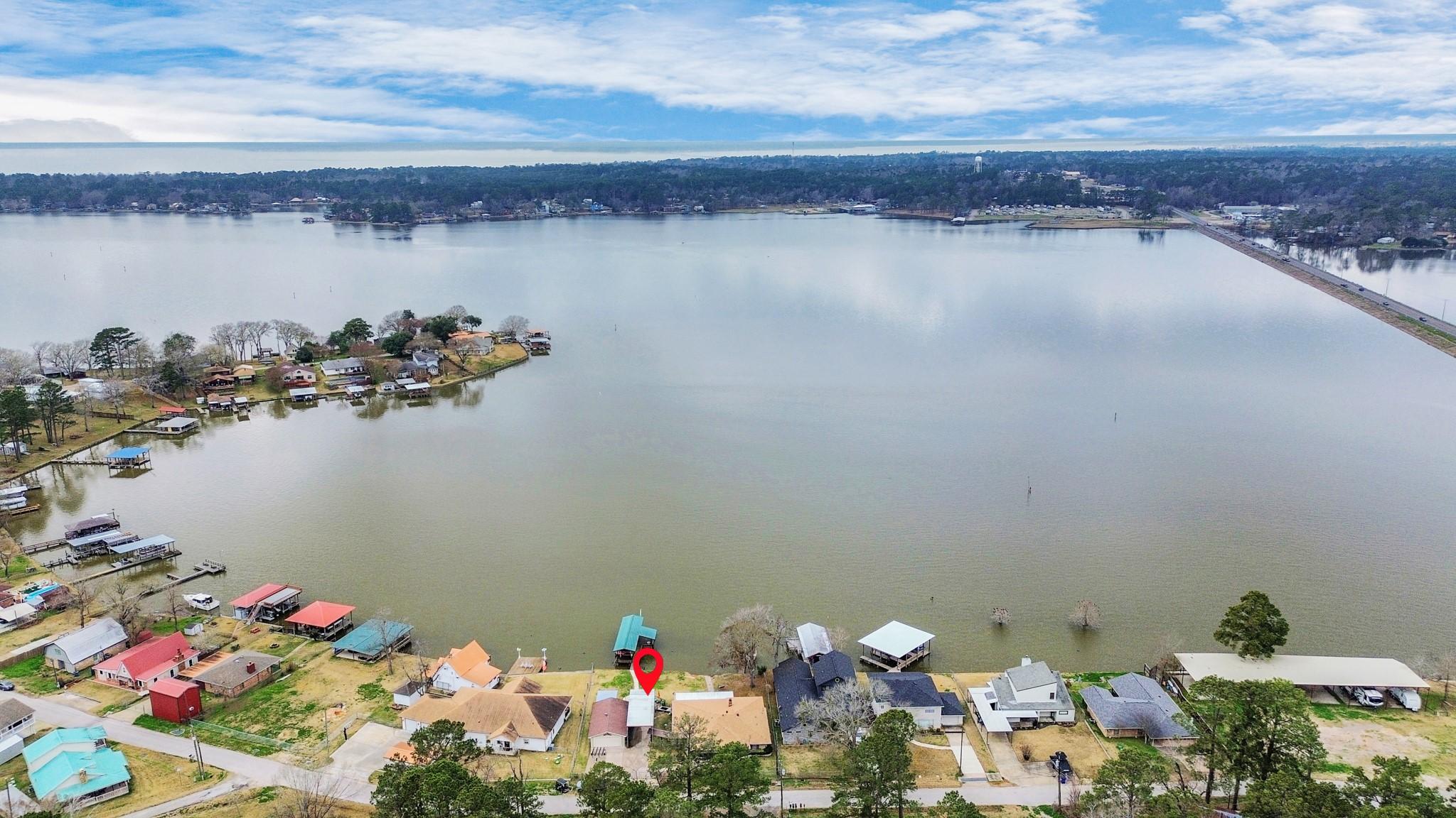 Image 2: Great Waterfront Location, less than 5 minutes to