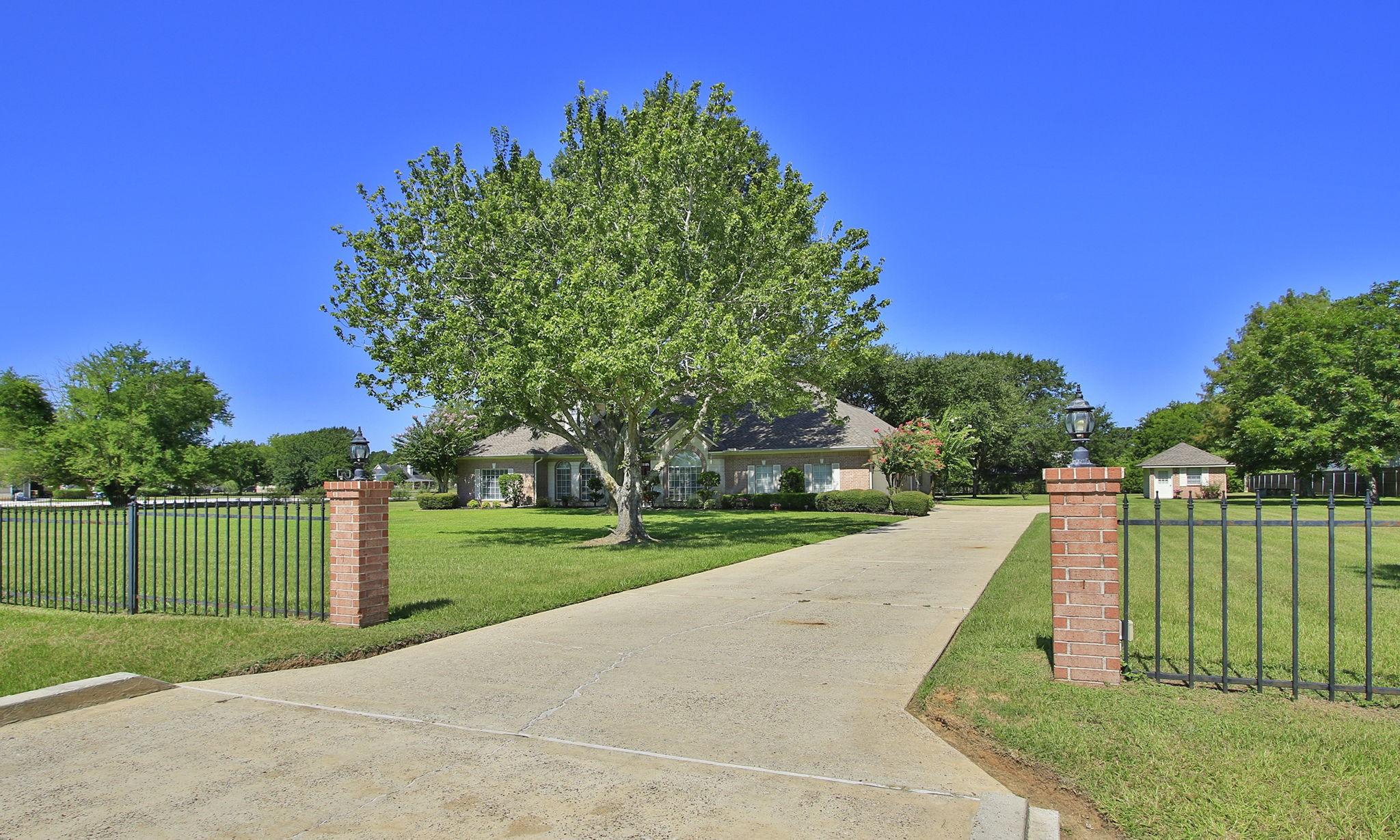 Image 2: Long driveway can accommodate the vehicles of fami