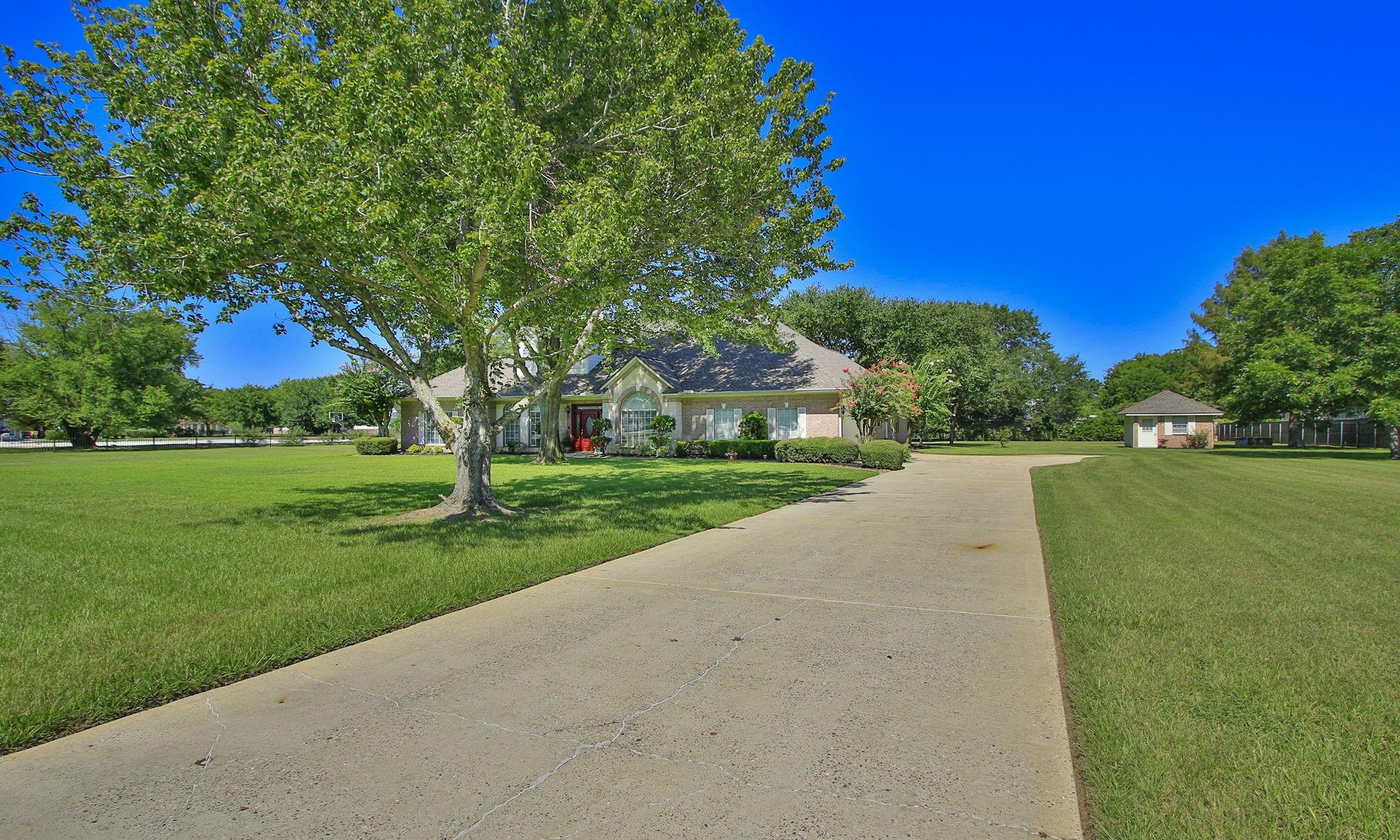 Image 3: Beautiful homesite with mature trees and plenty of