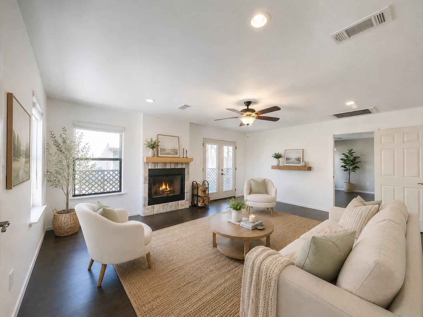 Image 4: Open-Concept Living room