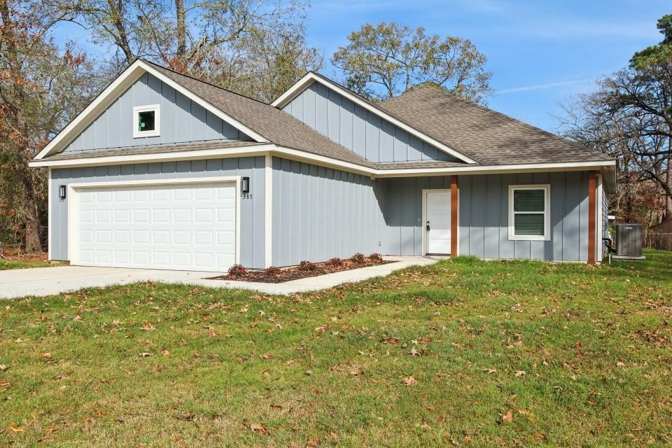 Image 1: Charming single-story home with 3 bedrooms and 2 b