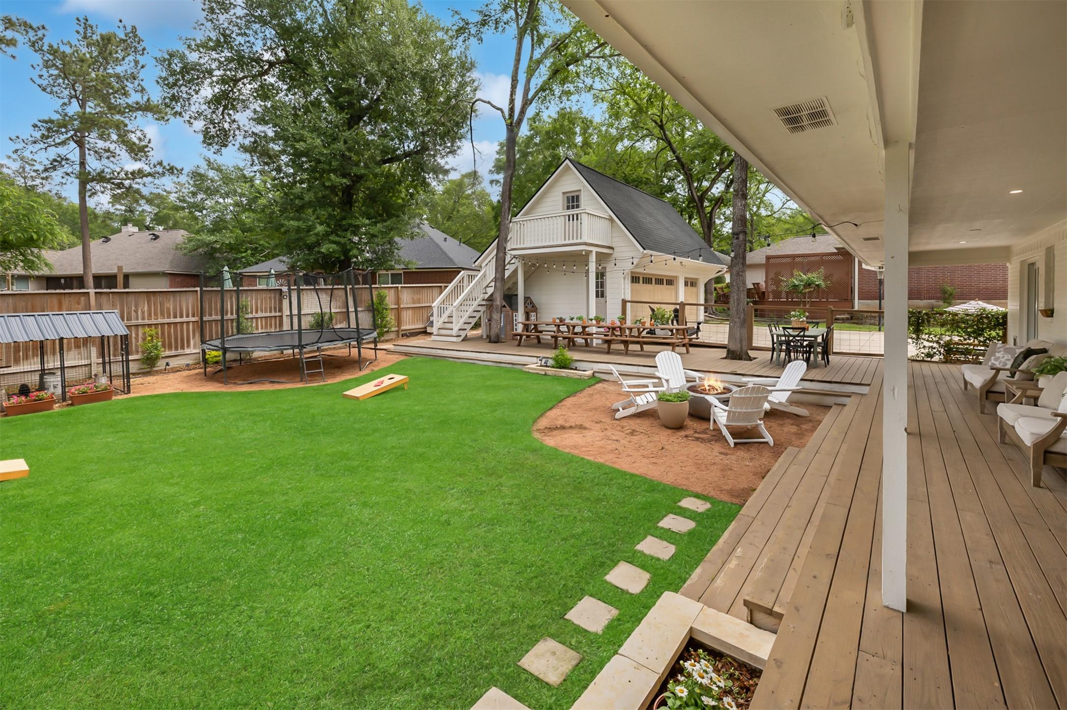 Image 4: The back yard is AMAZING! LOTS of deck space great