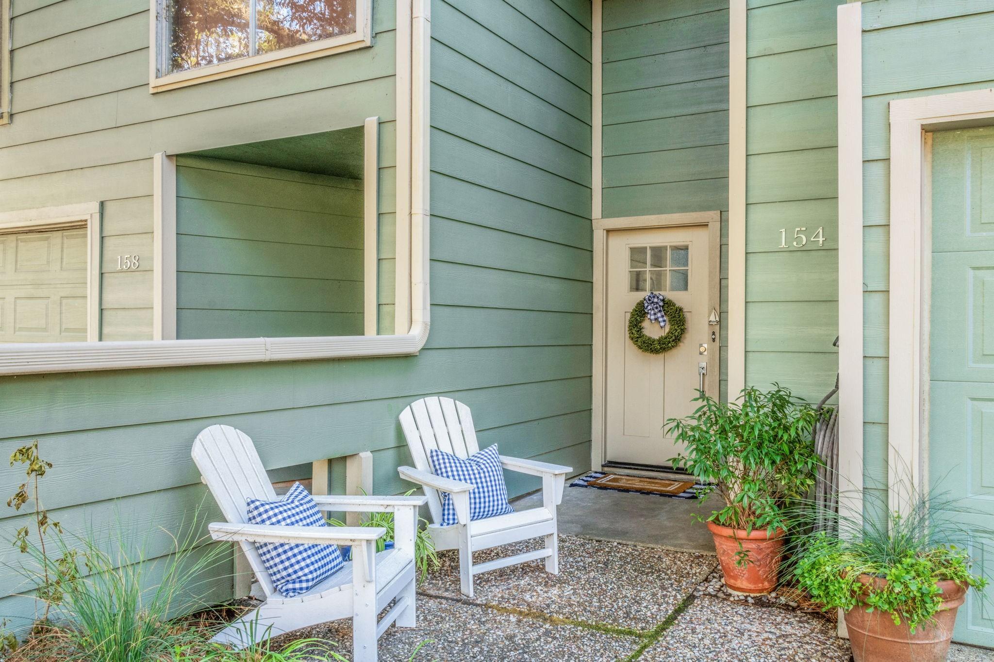 Image 2: This completely remodeled townhome is inviting rig
