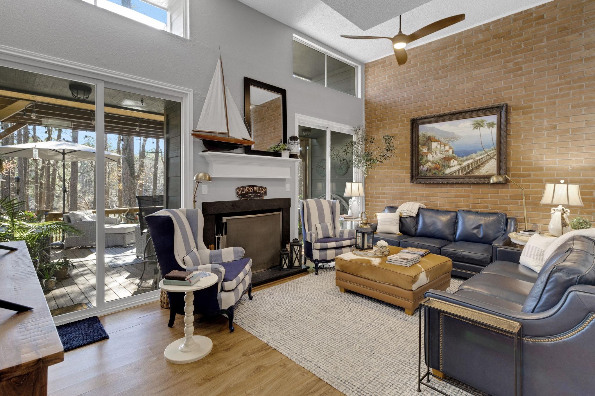 Image 4: Flow through to the living area with high ceilings
