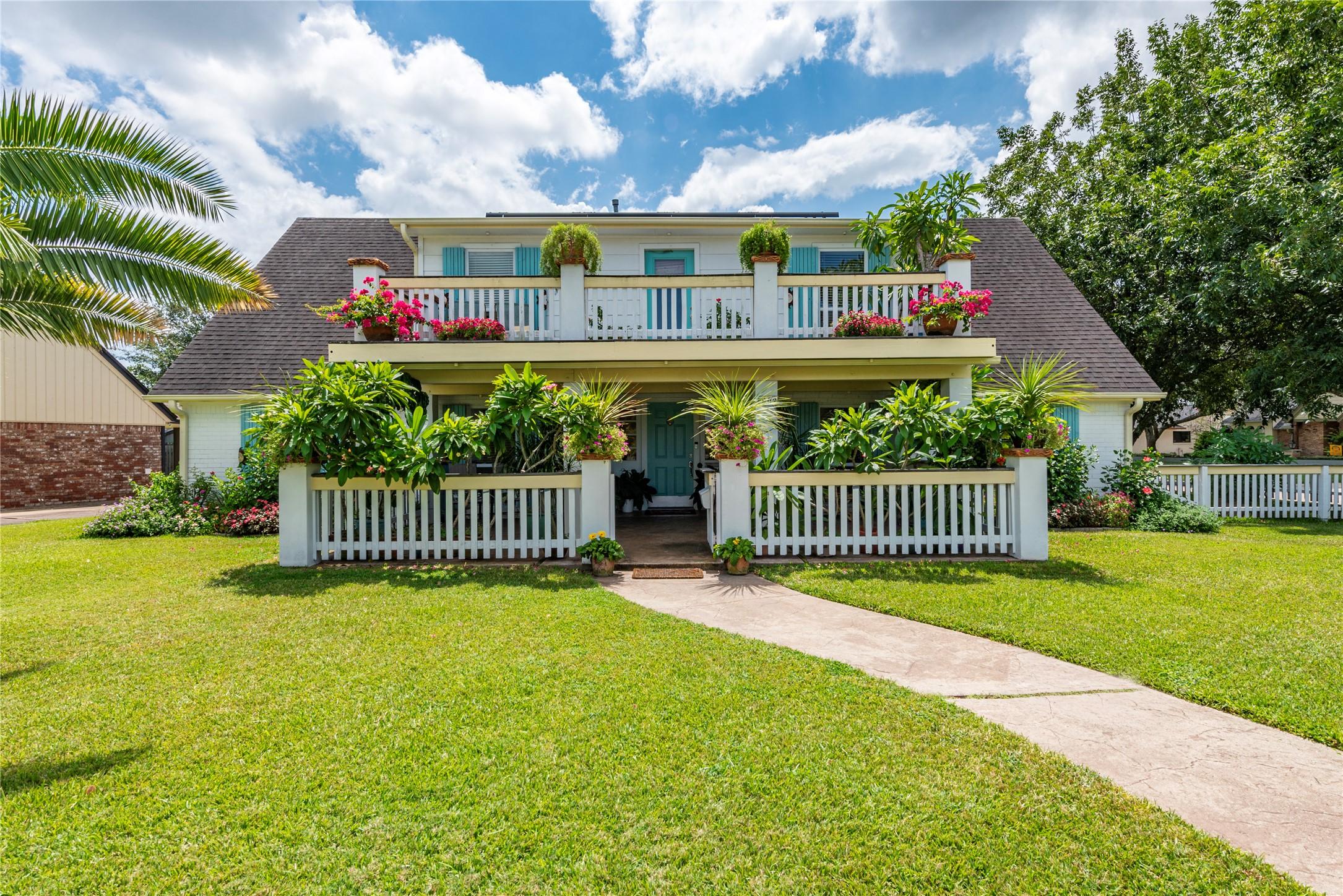 Image 3: Oversized corner lot adorned with mature palm tree