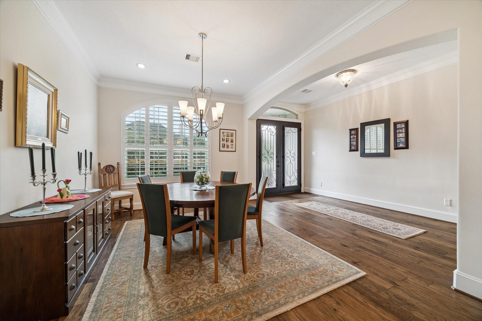 Image 4: Spacious formal dining