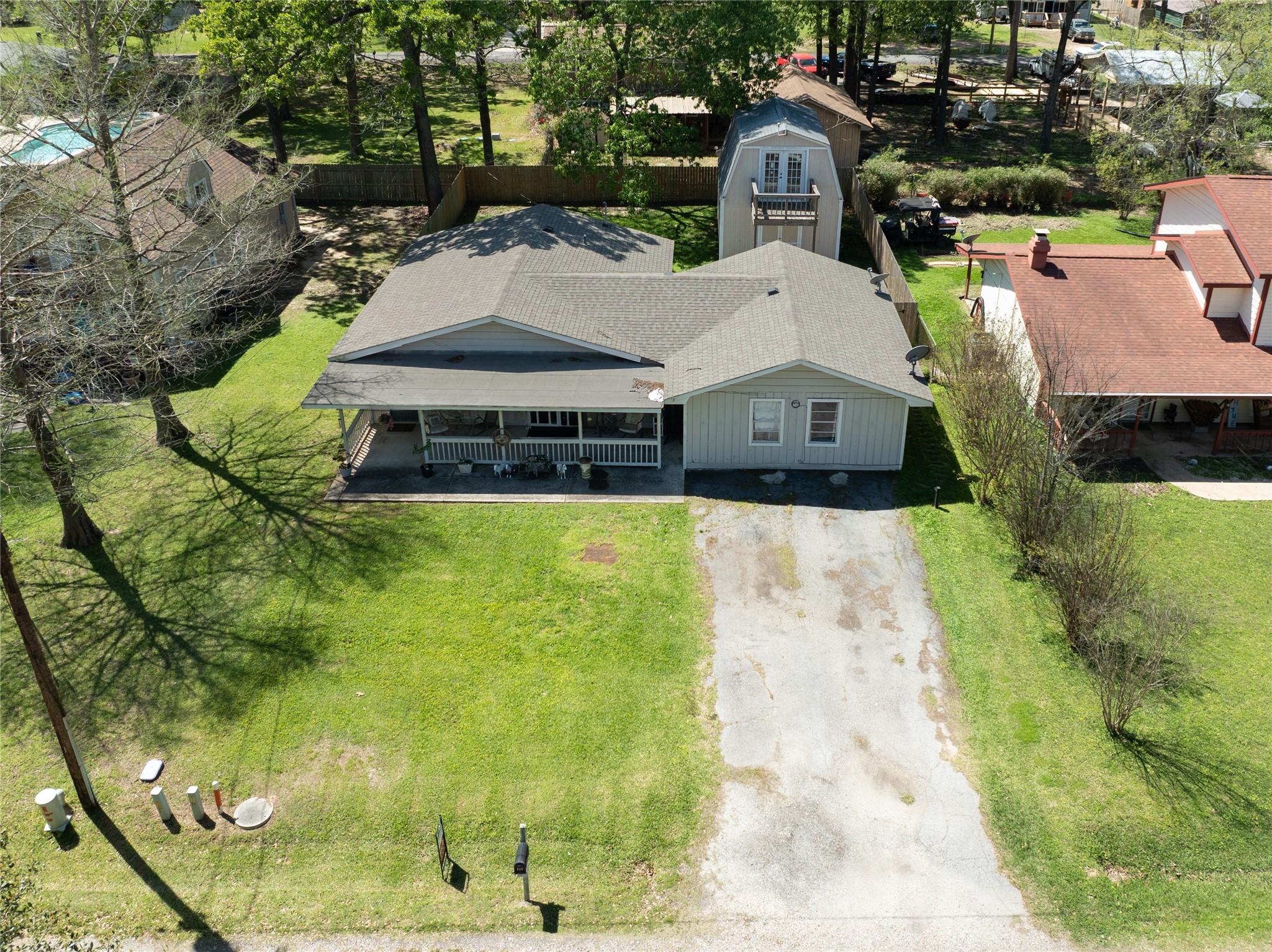 Image 1: Welcome to 145 Inlet Dr. Walking distance to Lake