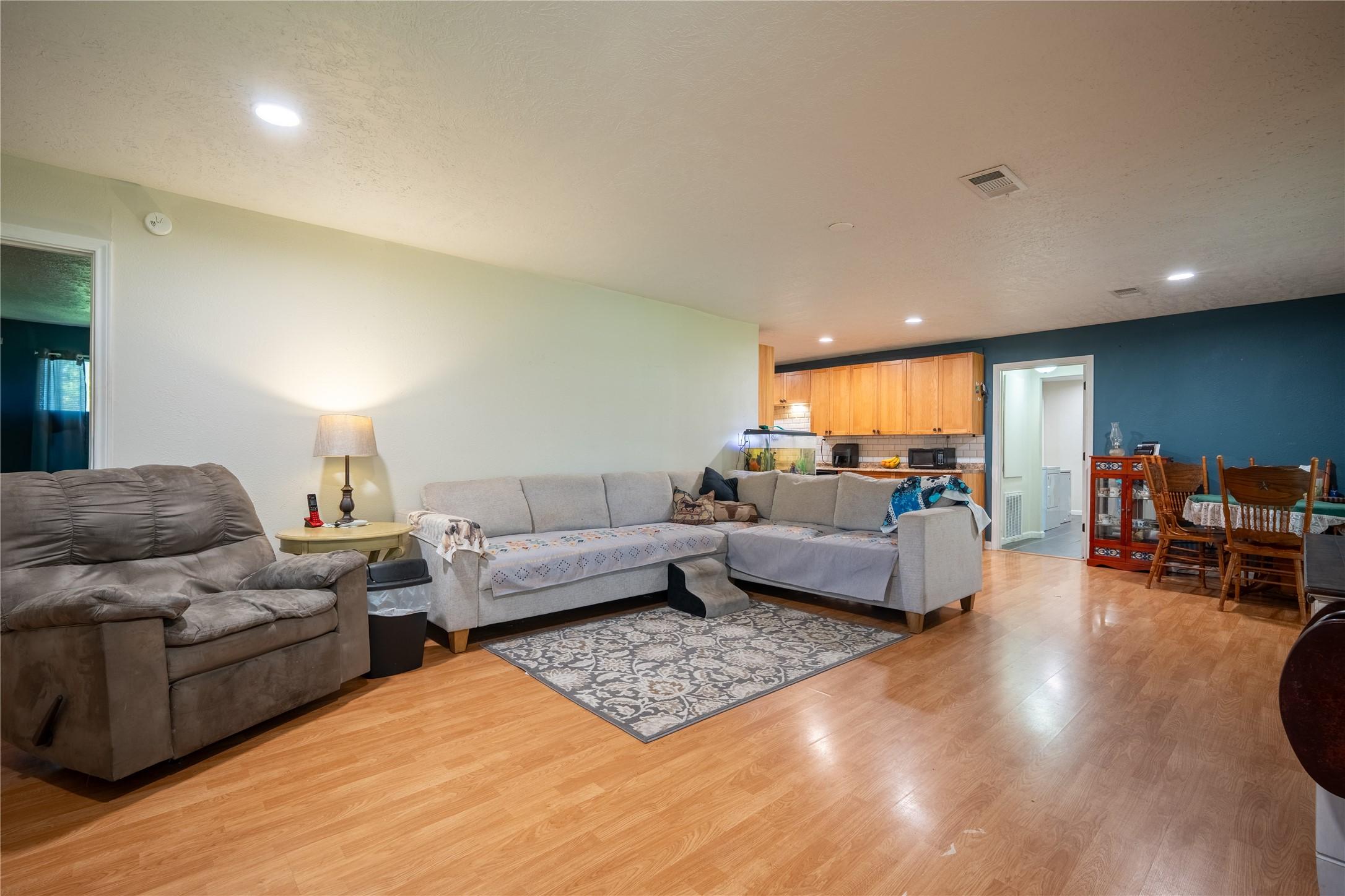 Image 3: Looking from the Livingroom to the kitchen.