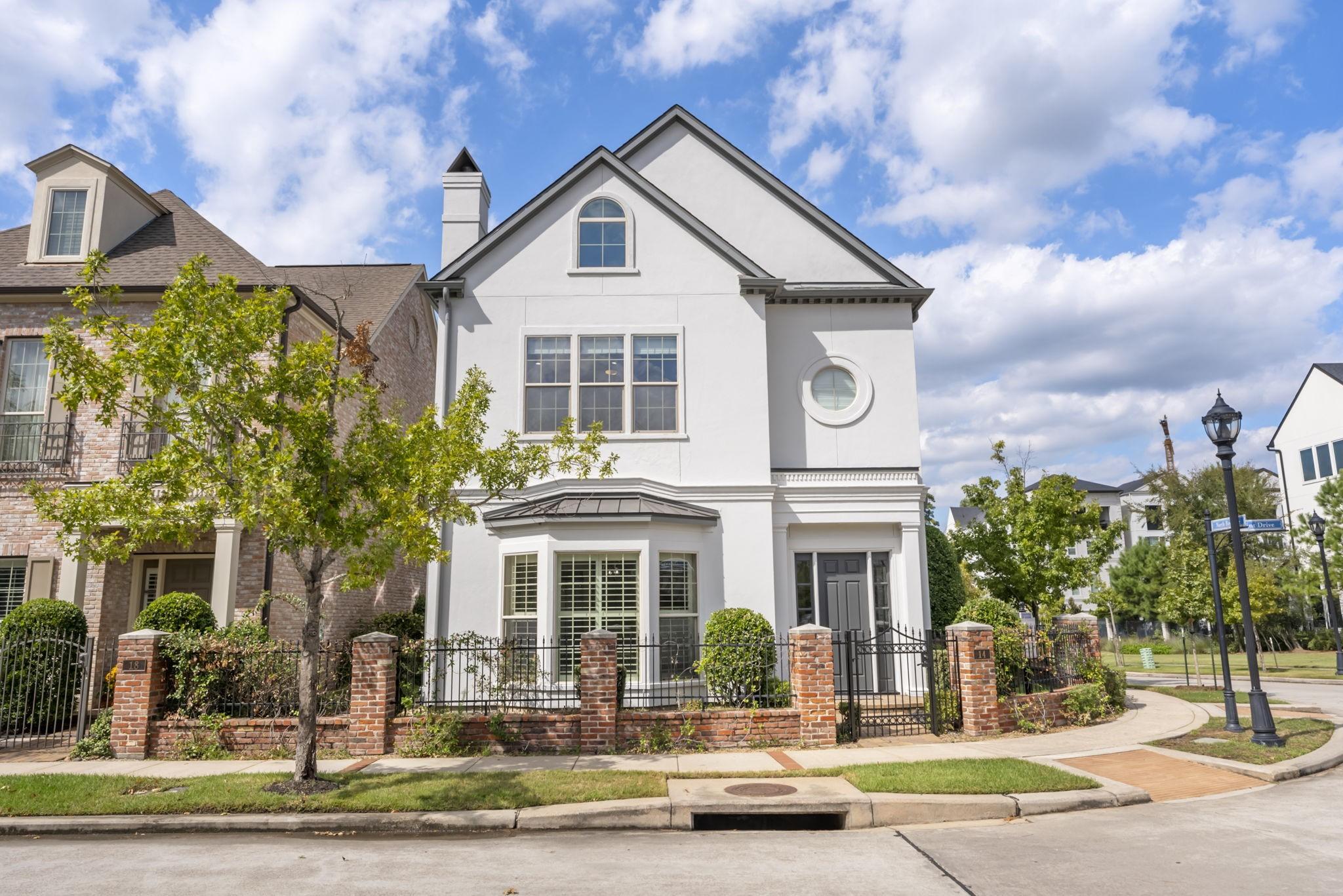 Image 1: Sought after East Shore corner location facing Ell