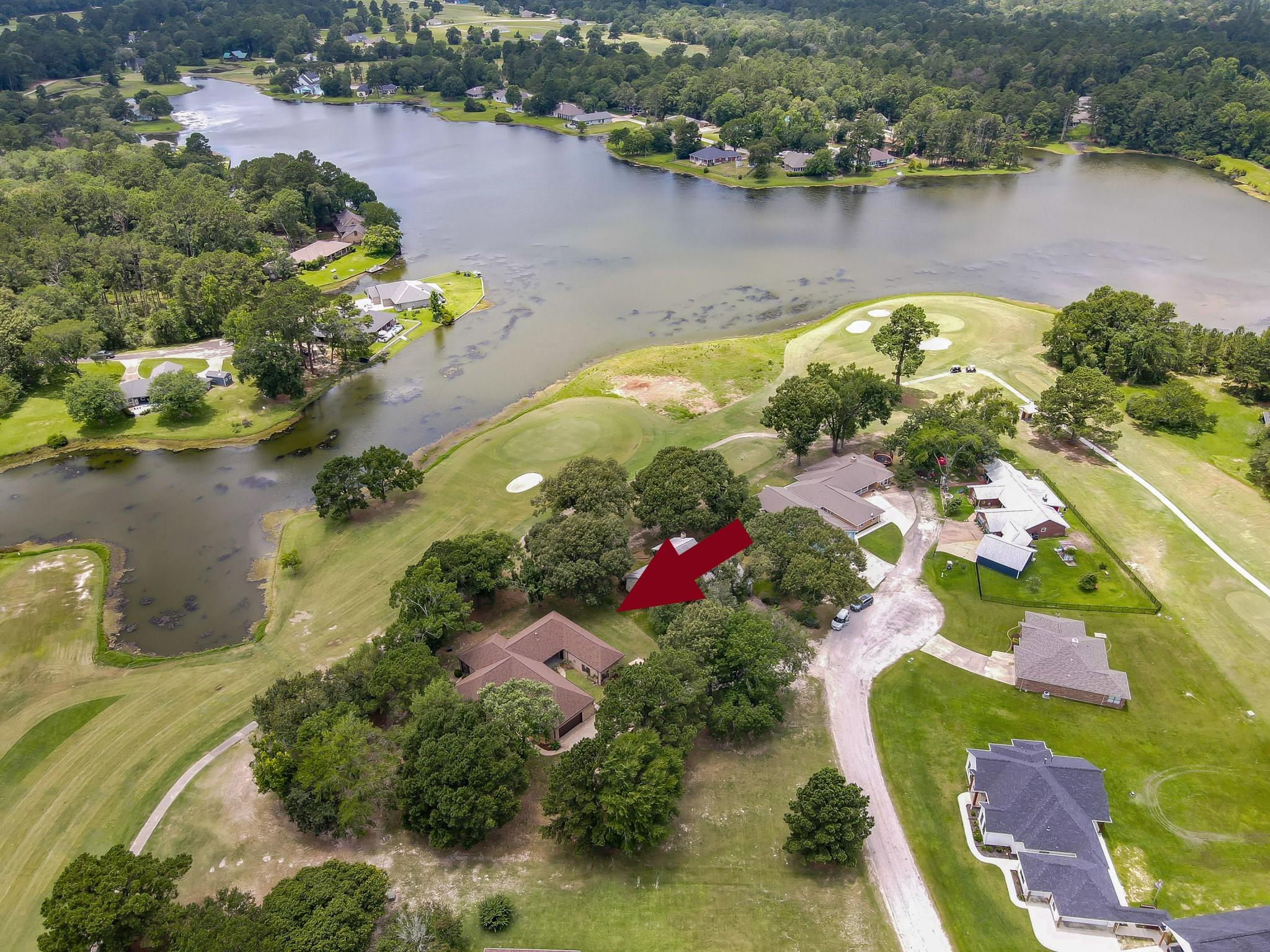 Image 3: Beautiful views of the lake and golf course!