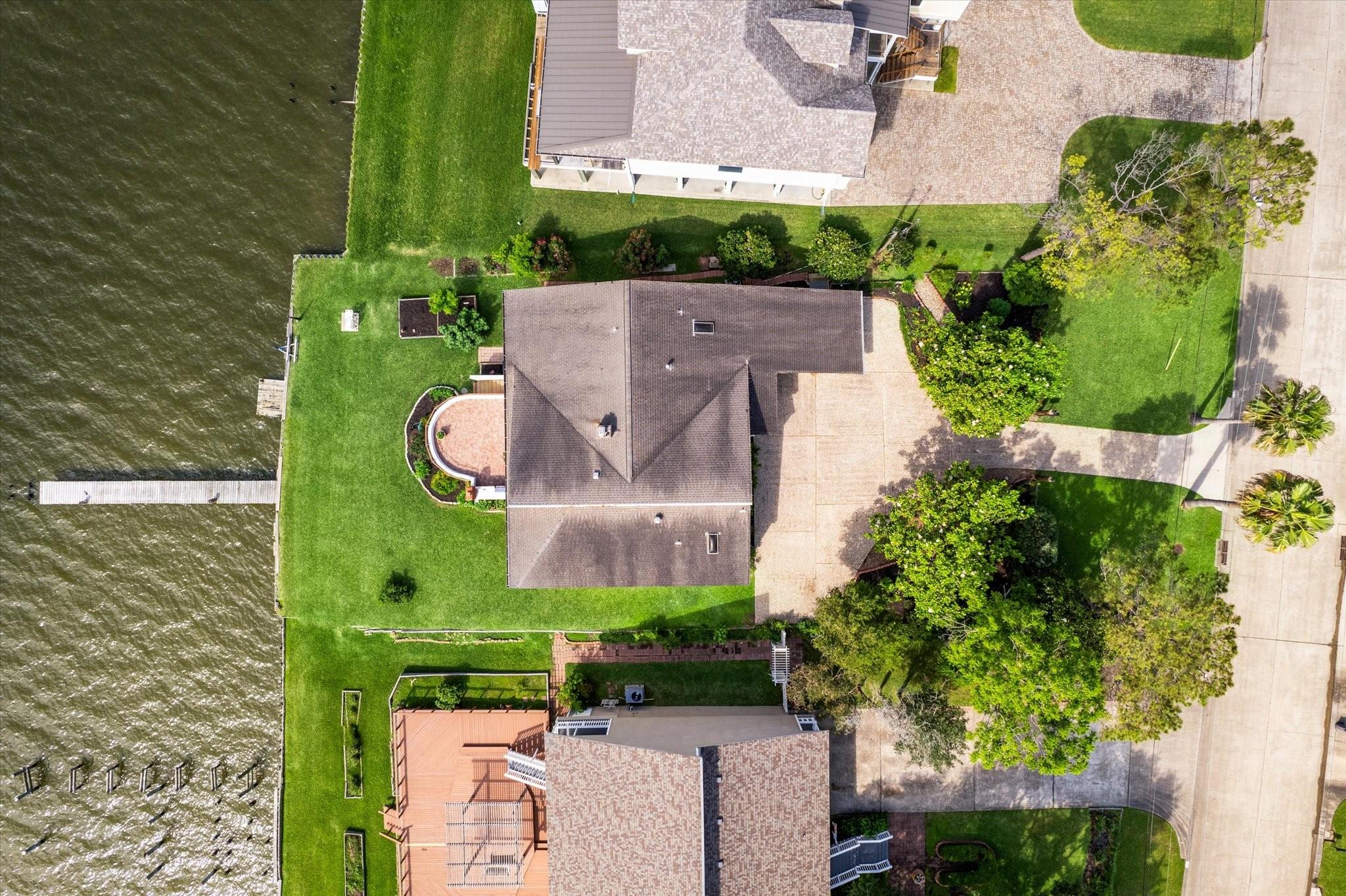 Image 4: OVERHEAD AERIAL SHOWCASES THE LARGE LOT AND NAUTIC