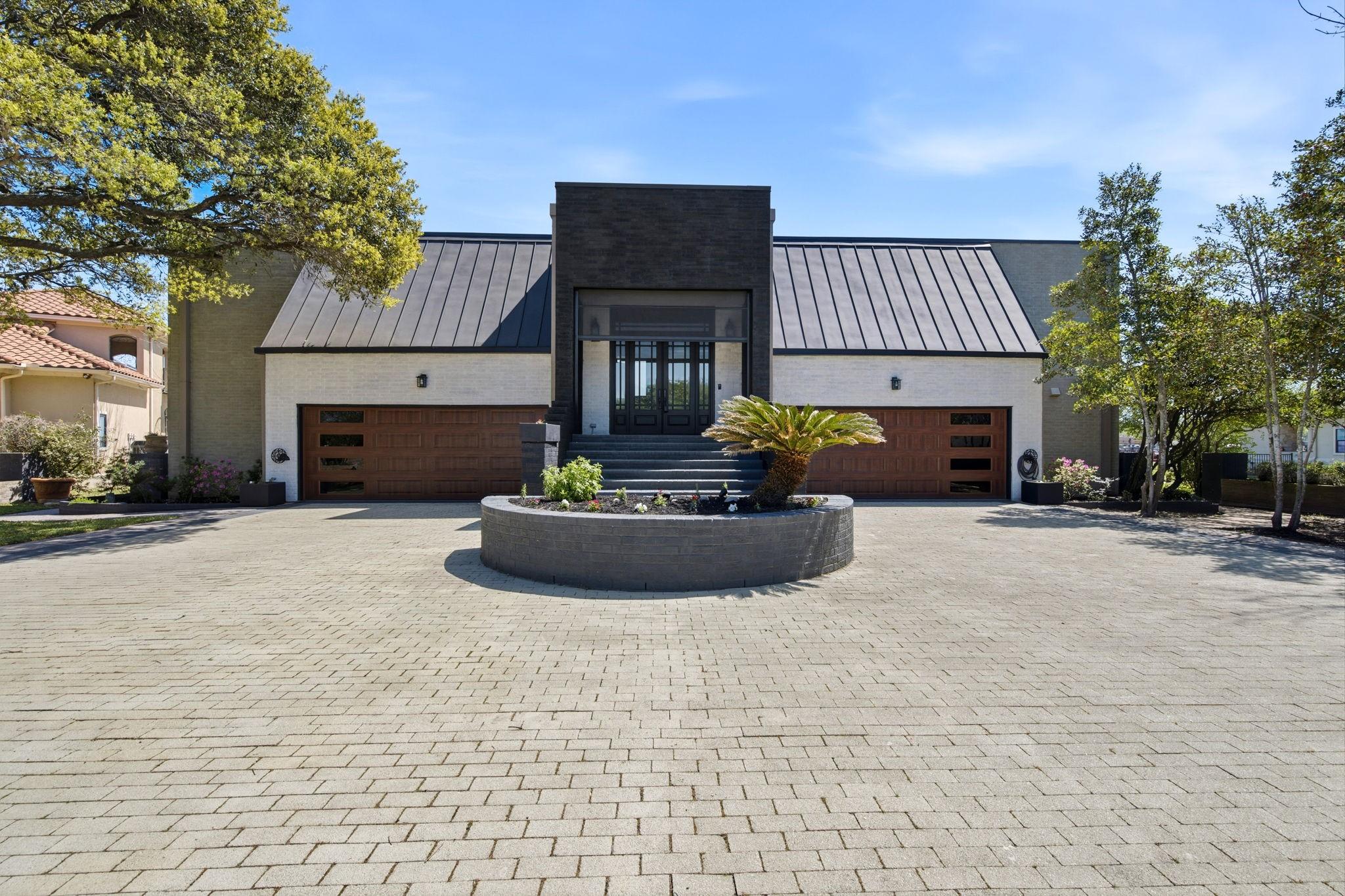 Image 1: Welcome to 11707 Edgewater in Walden on Lake Conro