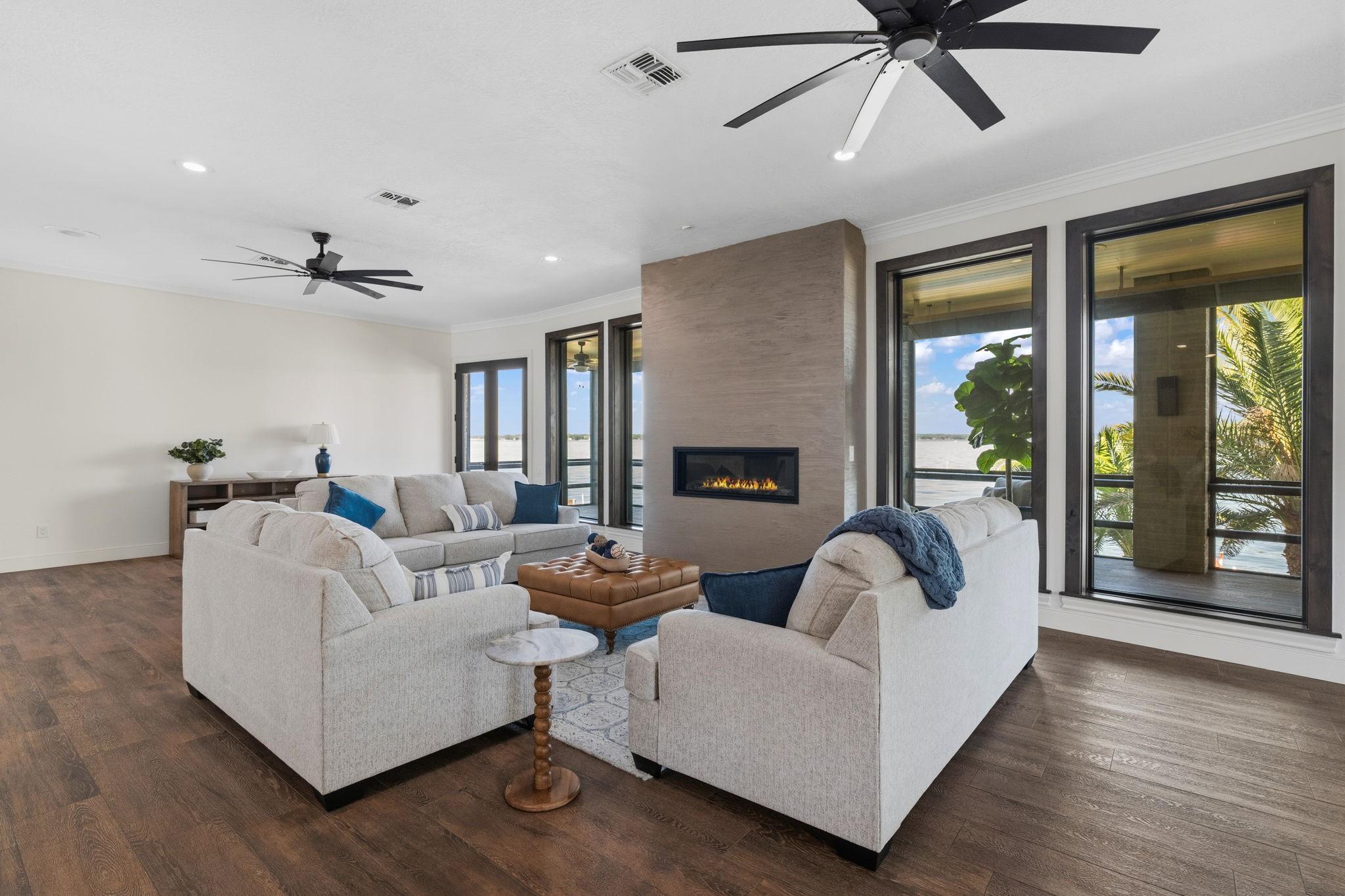 Image 4: Relax and take in the lake view