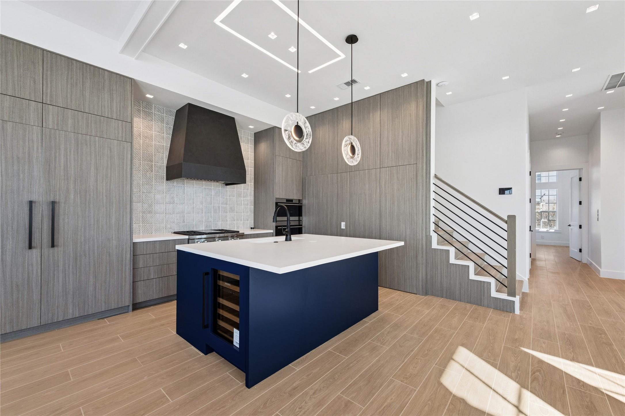 Image 4: Beautiful open floor plan with expansive views of