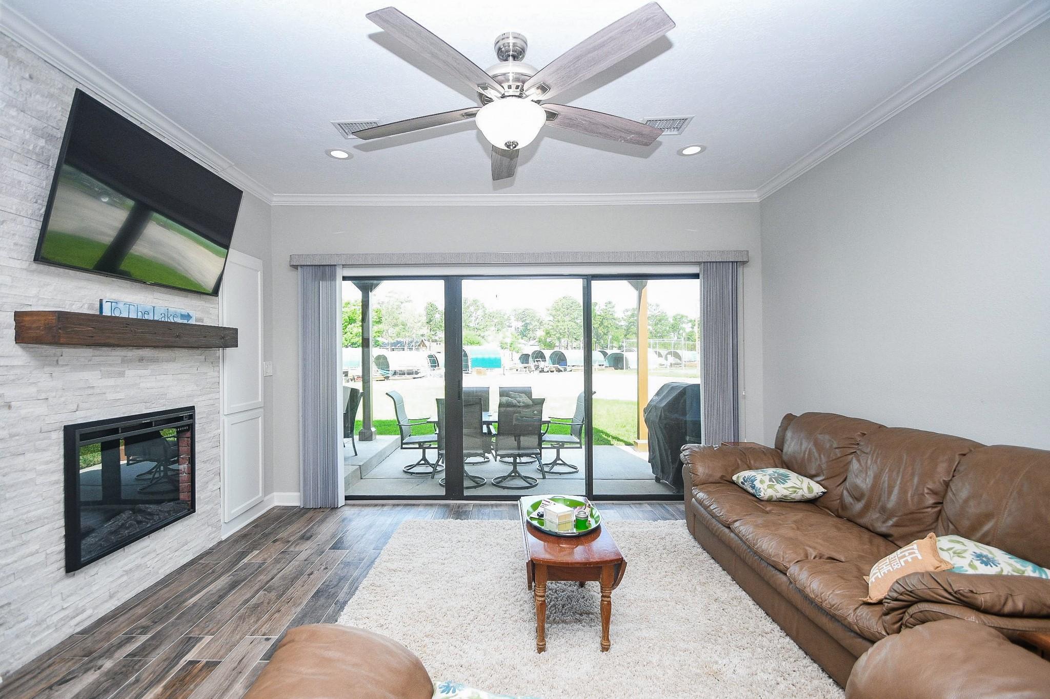 Image 3: Family room with direct view of lake outside slidi
