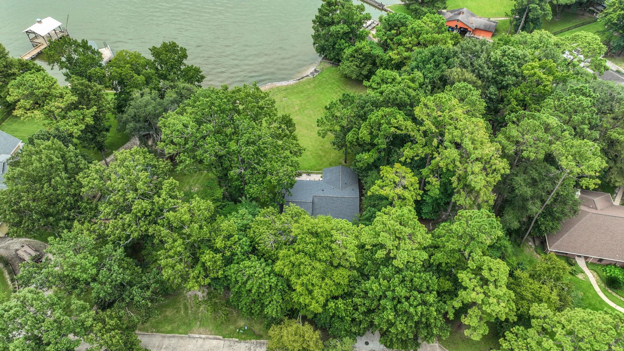 Image 3: Located in the gated subdivision of Lake Oaks Land