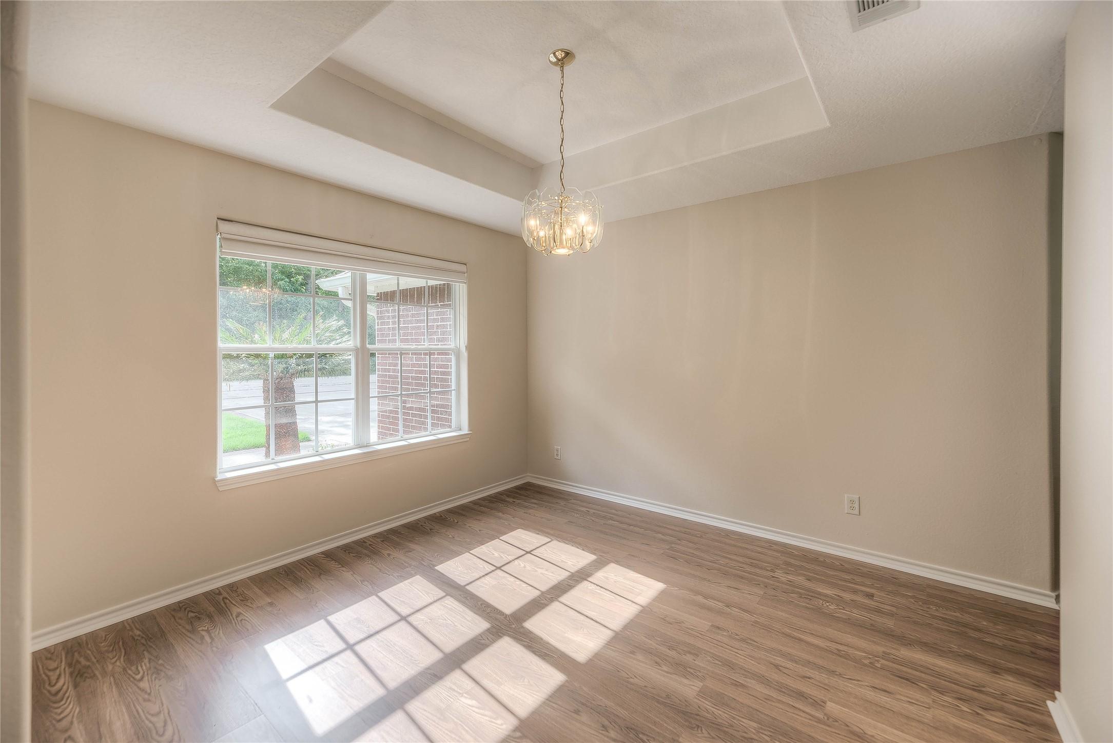 Image 3: Georgeous formal dining area with beautiful coffer