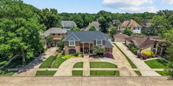 1622 W Hedgecroft Drive