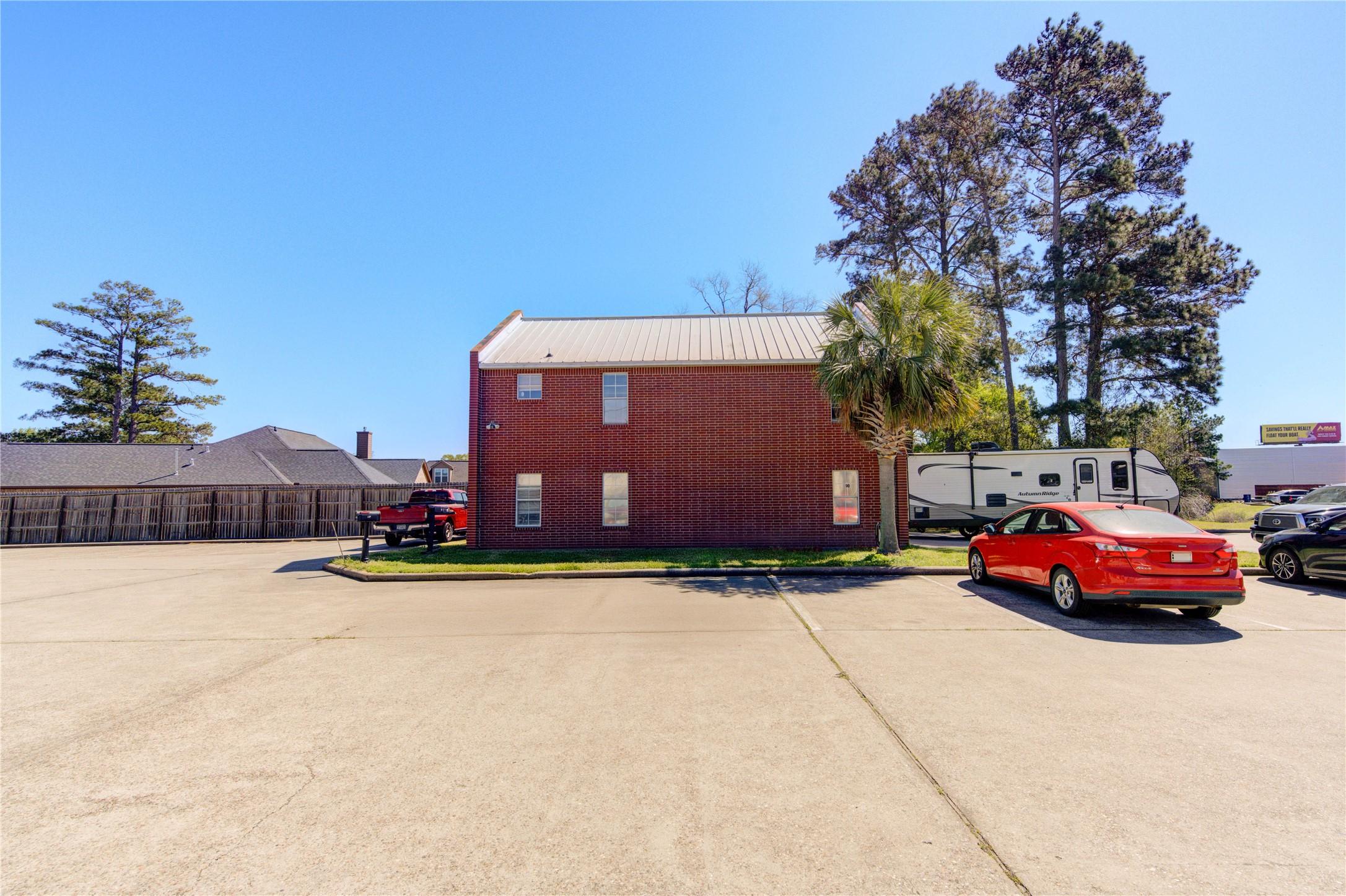 Image 4: Ample parking and drive-up convenience for custome