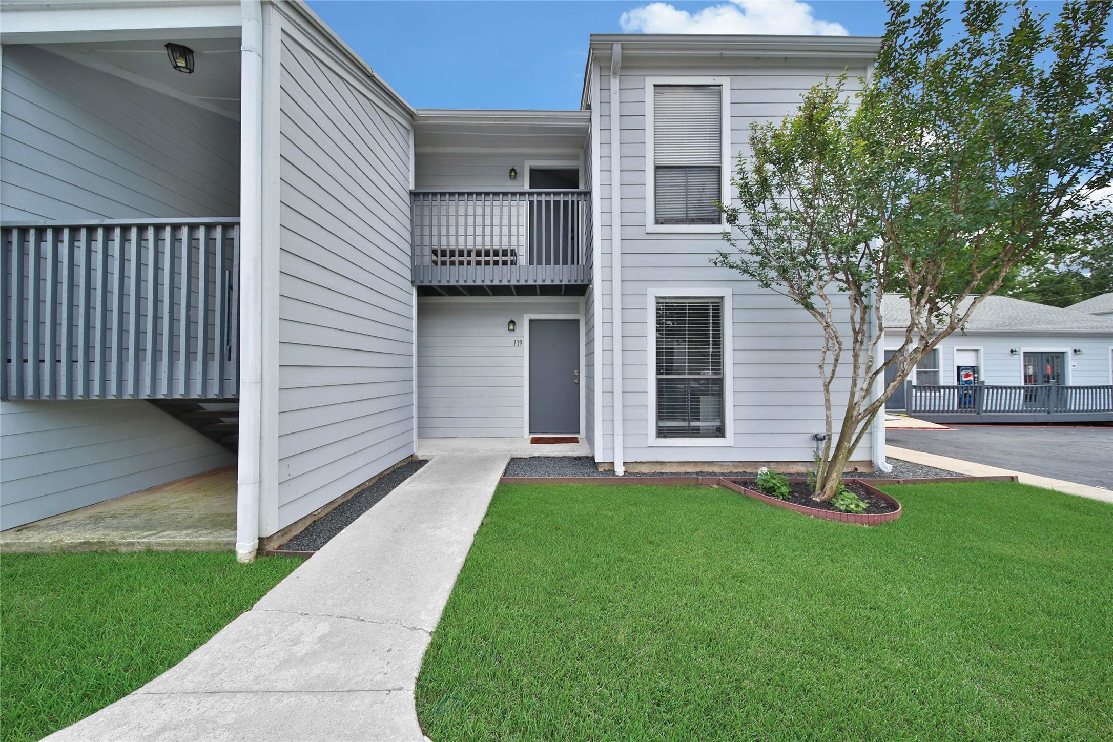 Image 2: Location Location Location.... Corner Condo *check