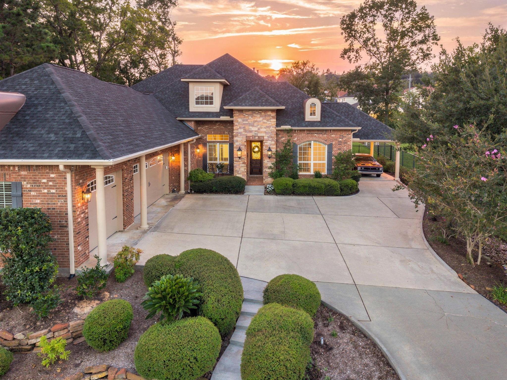 Image 1: Welcome to 226 Blue Heron Drive. a beatutful costu