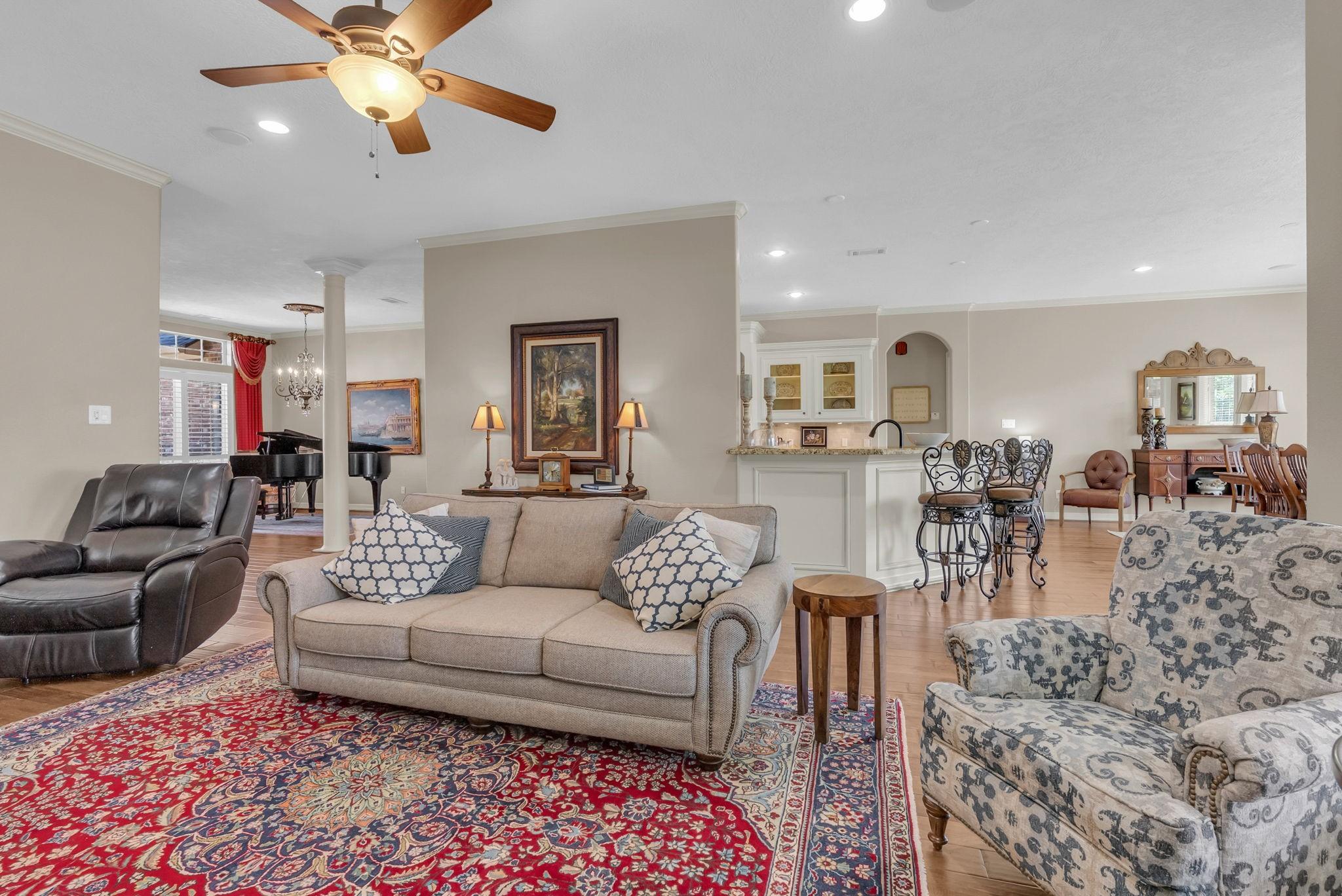 Image 3: This family room is amazing with surround sound ma