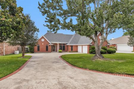 5246 Lakeshore Drive