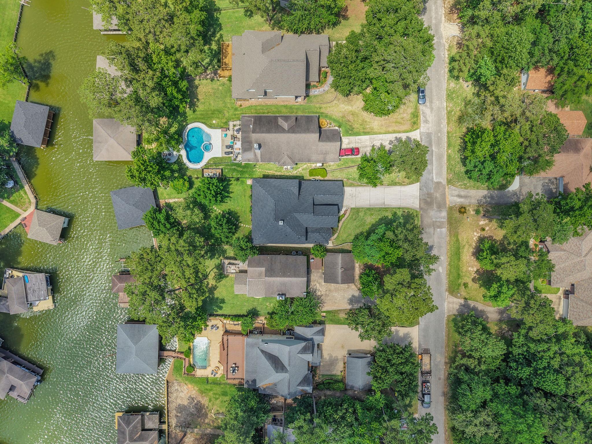 Image 4: Overview of the home on the protected canal great