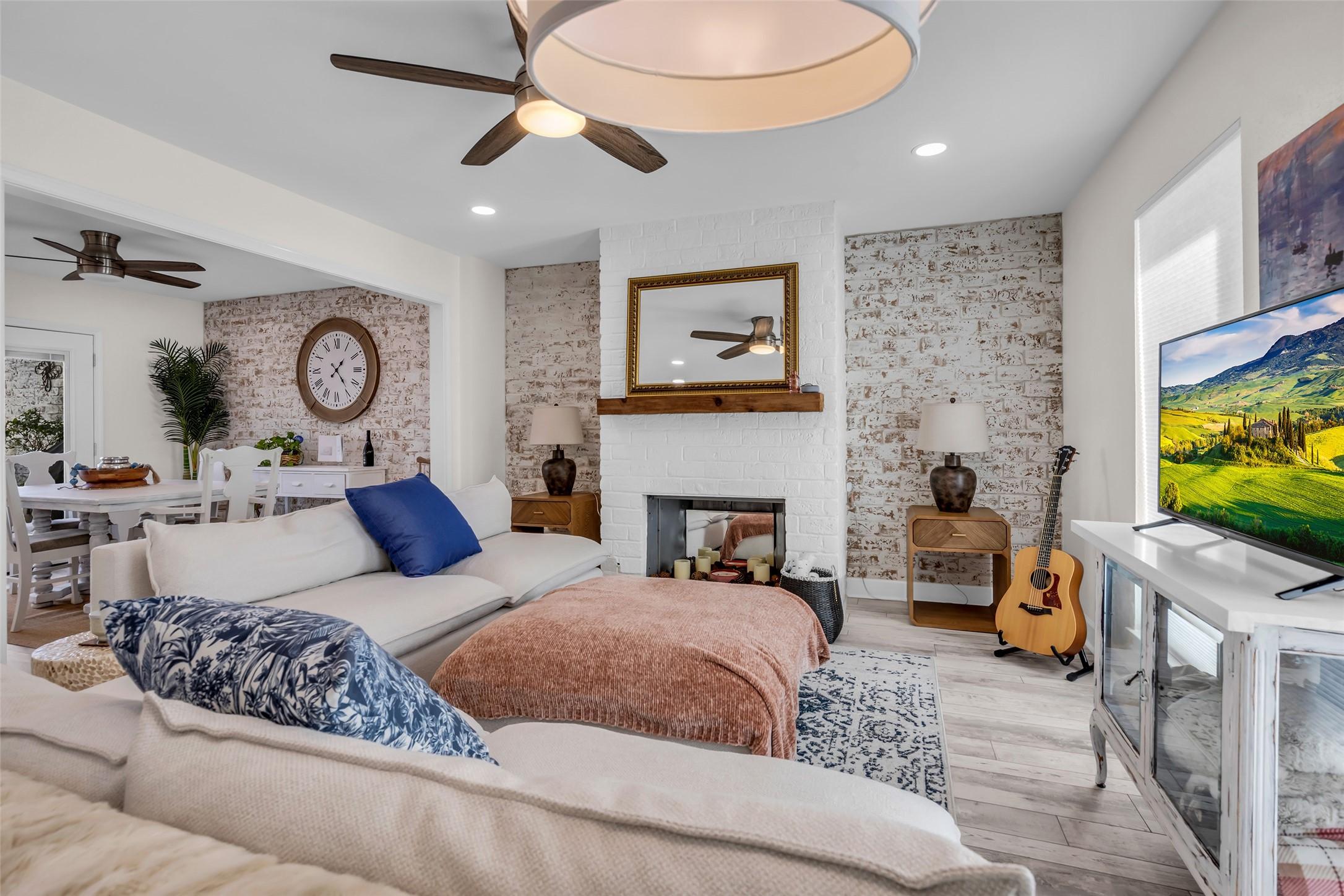 Image 4: Its layout allows for easy furniture placement and