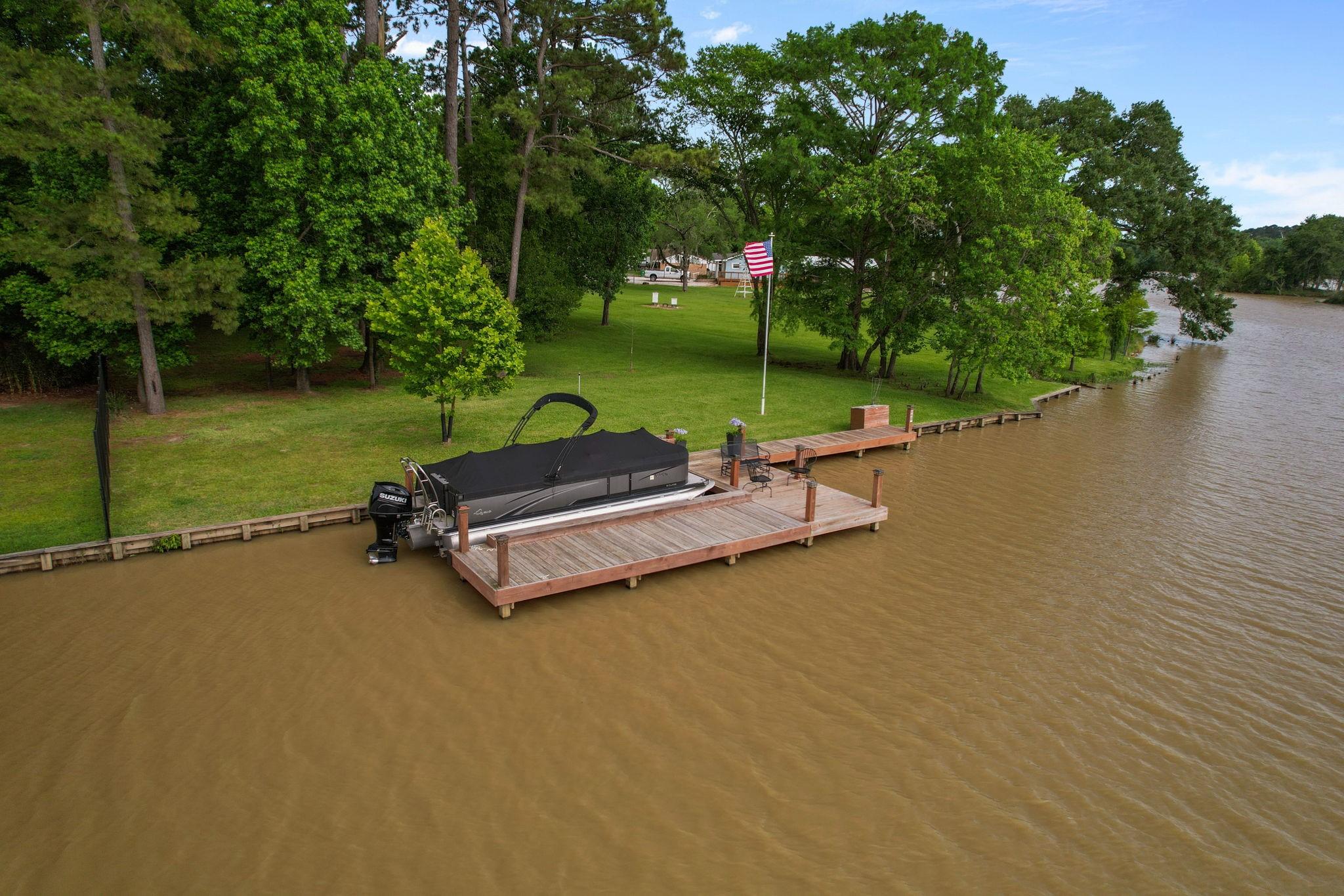 Image 2: 168' of BIG water lake frontage with this boat doc