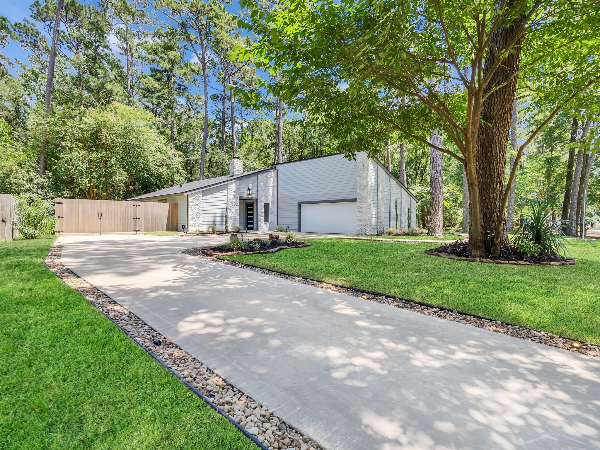 Image 2: Welcome to 15734 Corinthian Way, your lake house p